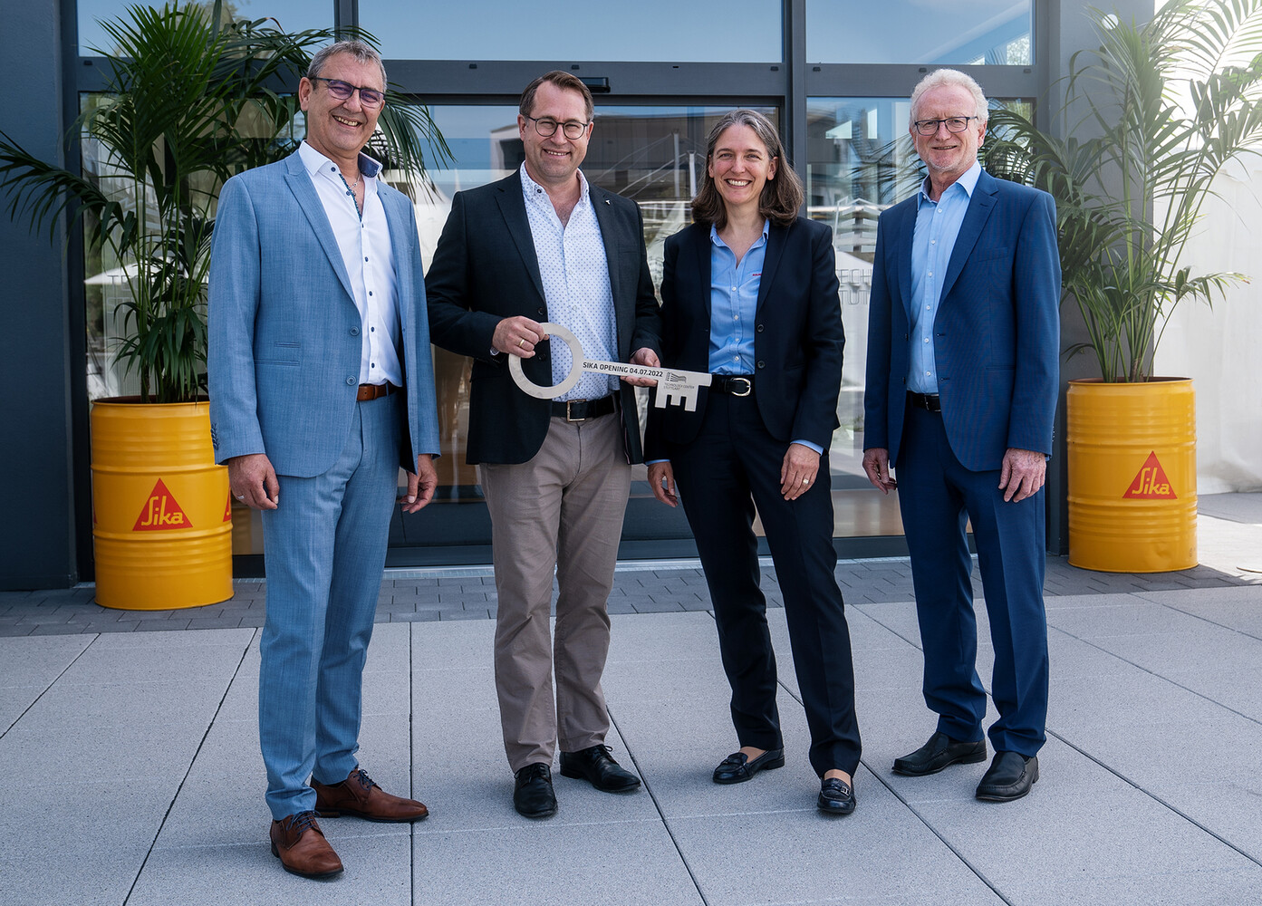 © Sika Deutschland GmbH Jochen Grötzinger, Head Research & Development Germany, Dr. Thomas Pusel, Head Research & Development Stuttgart, Patricia Heidtman, Chief Innovation and Sustainability Officer und Mitglied der Konzernleitung, Joachim Straub, Geschäftsführer der Sika Deutschland GmbH (v. l.).
