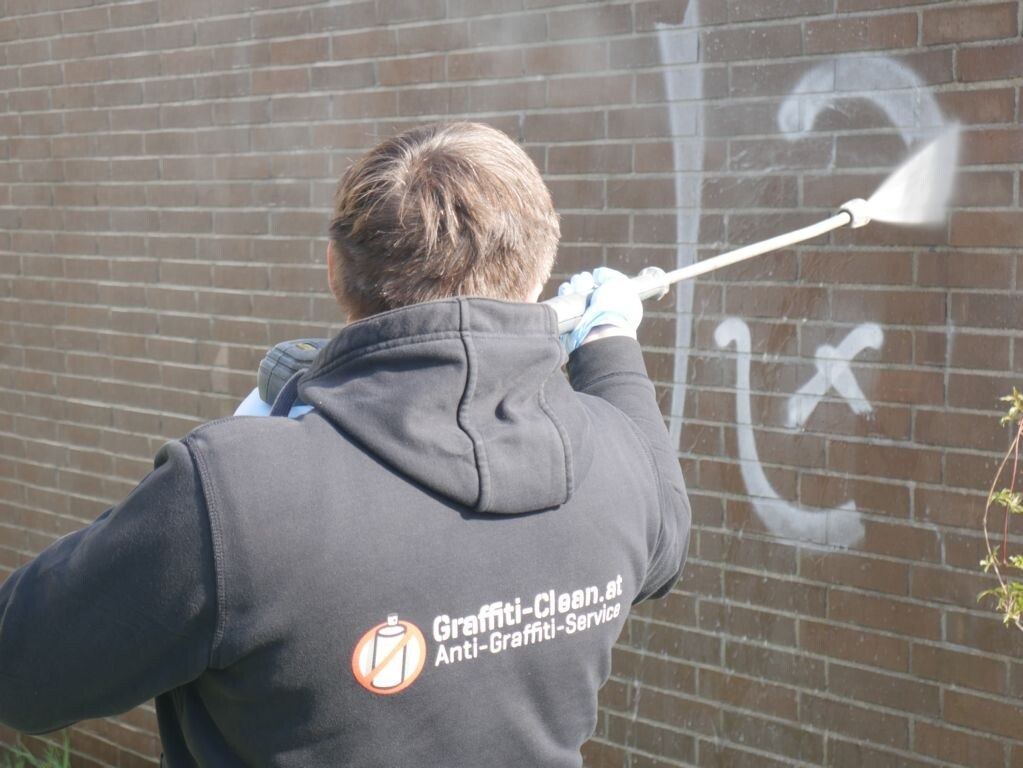 Auch abrasive Reinigungstechniken kommen zum Einsatz – wenngleich hier die Fassade Schaden nehmen kann.