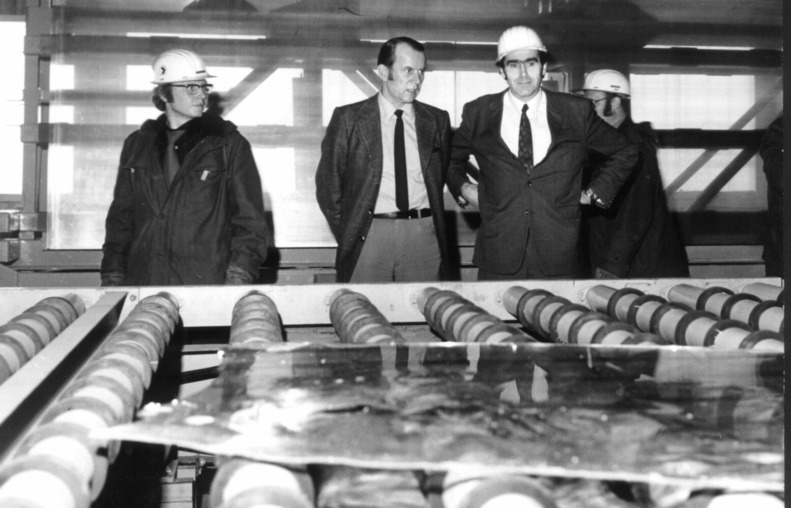 Zwischen 1952 und 1955 wurde das Floatglasverfahren erfolgreich an drei Pilotanlagen erprobt, bevor es zum Patent angemeldet wurde.