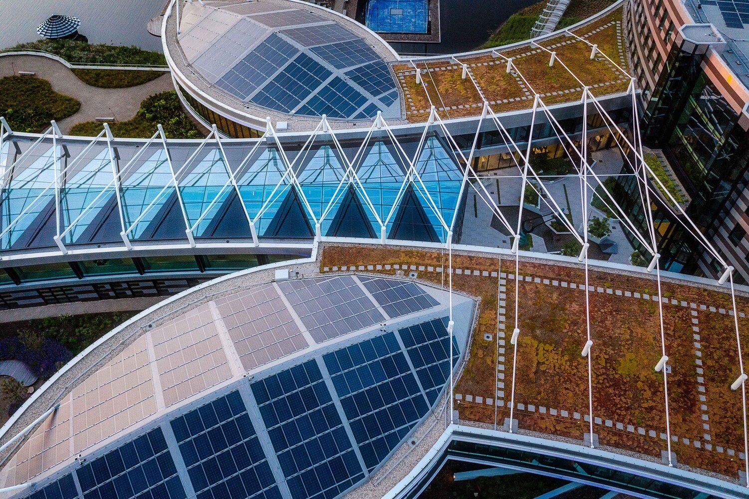 Das Stadiondach des niederländischen Software-Unternehmens AFAS wurde mit 1.147 Stück direkt verklebten PV-Modulen von DAS Energy ausgestattet.
