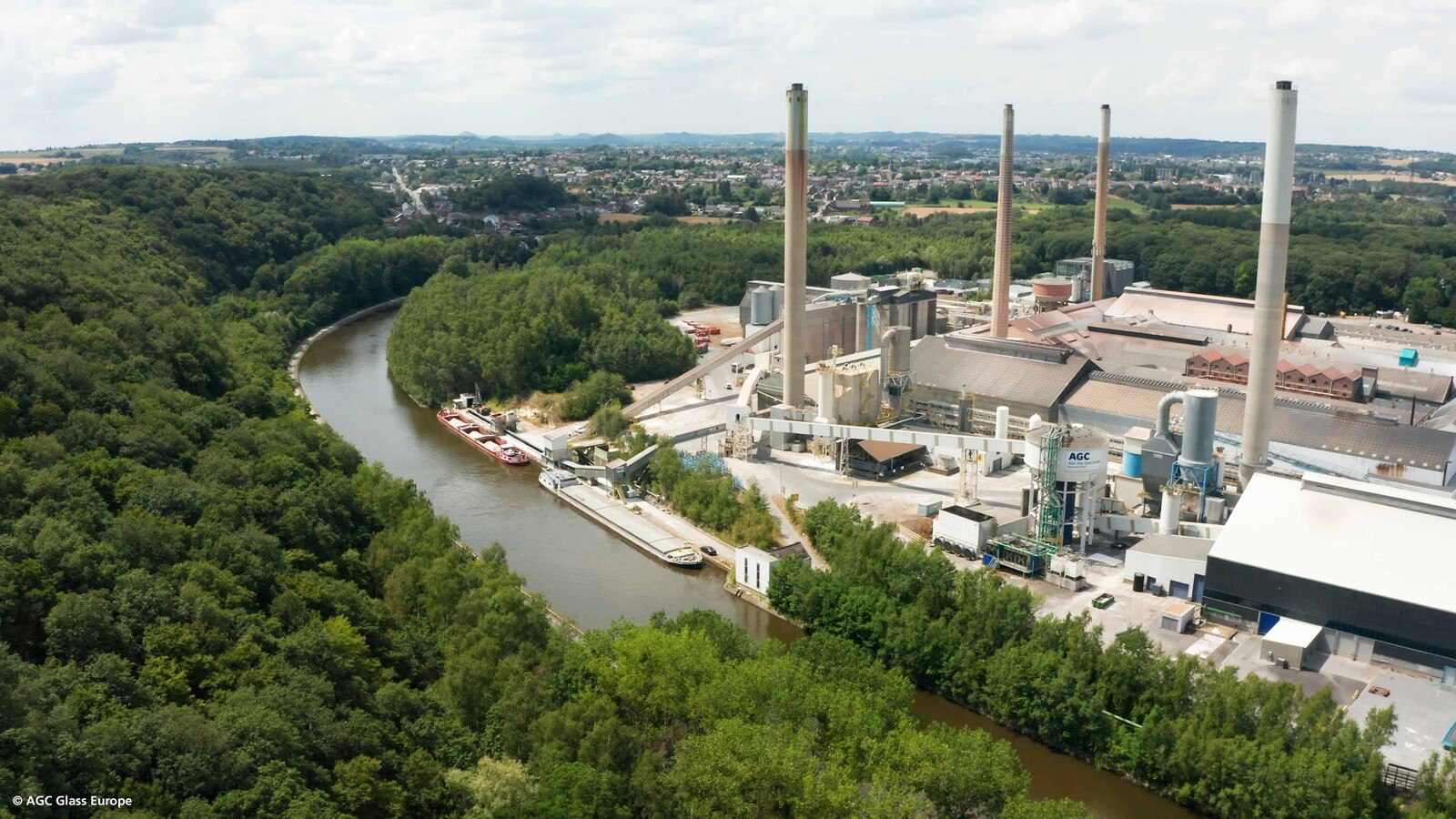 Startklar: Das AGC-Floatglaswerk in Moustier (Belgien) wurde bereits erfolgreich umgerüstet und wird der erste Standort der Gruppe, der das Glas mit reduziertem CO2-Footprint unter strengen Auflagen herstellt. 
