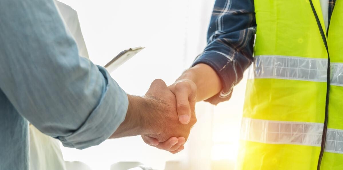 Handshake auf der Baustelle