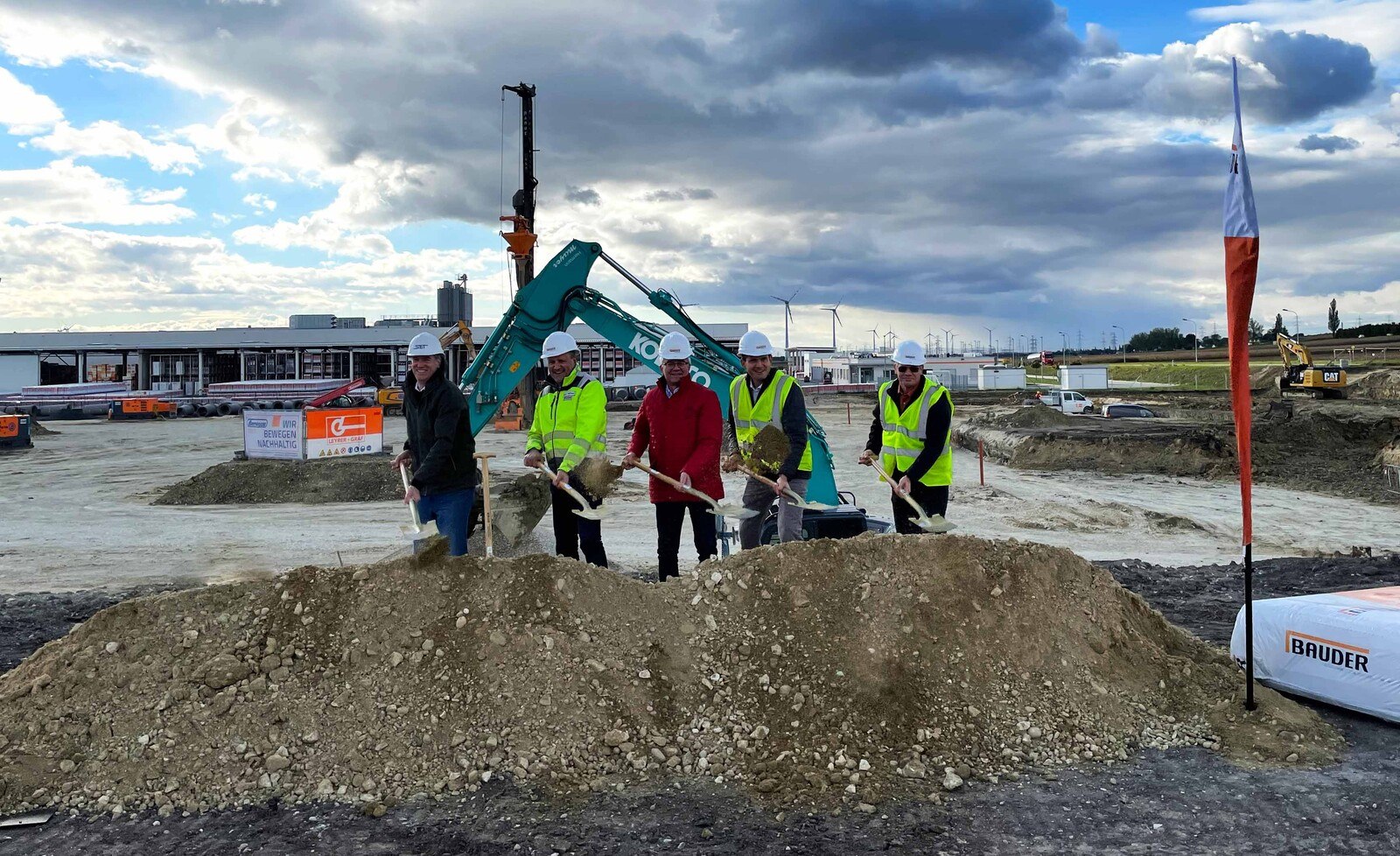 Spatenstich für die Werkserweiterung in Bruck (von links): Markus Perauer (Firma SET), Reiner Stögbauer (Bauder), Bürgermeister von Bruck Gerhard Weil, Mark Bauder, Markus Fiala (Bauder).