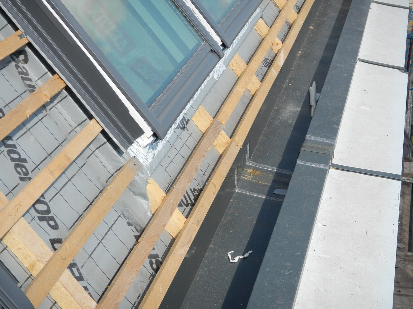 © Rheinzink Austria Abb. 1: Dilatationsbereich einer Einlegerinne mit äußerer Überlaufkante und Sicherheitsrinne.