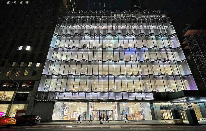 Die Wellenfassade des Nordstrom Flaghip Store in New York.