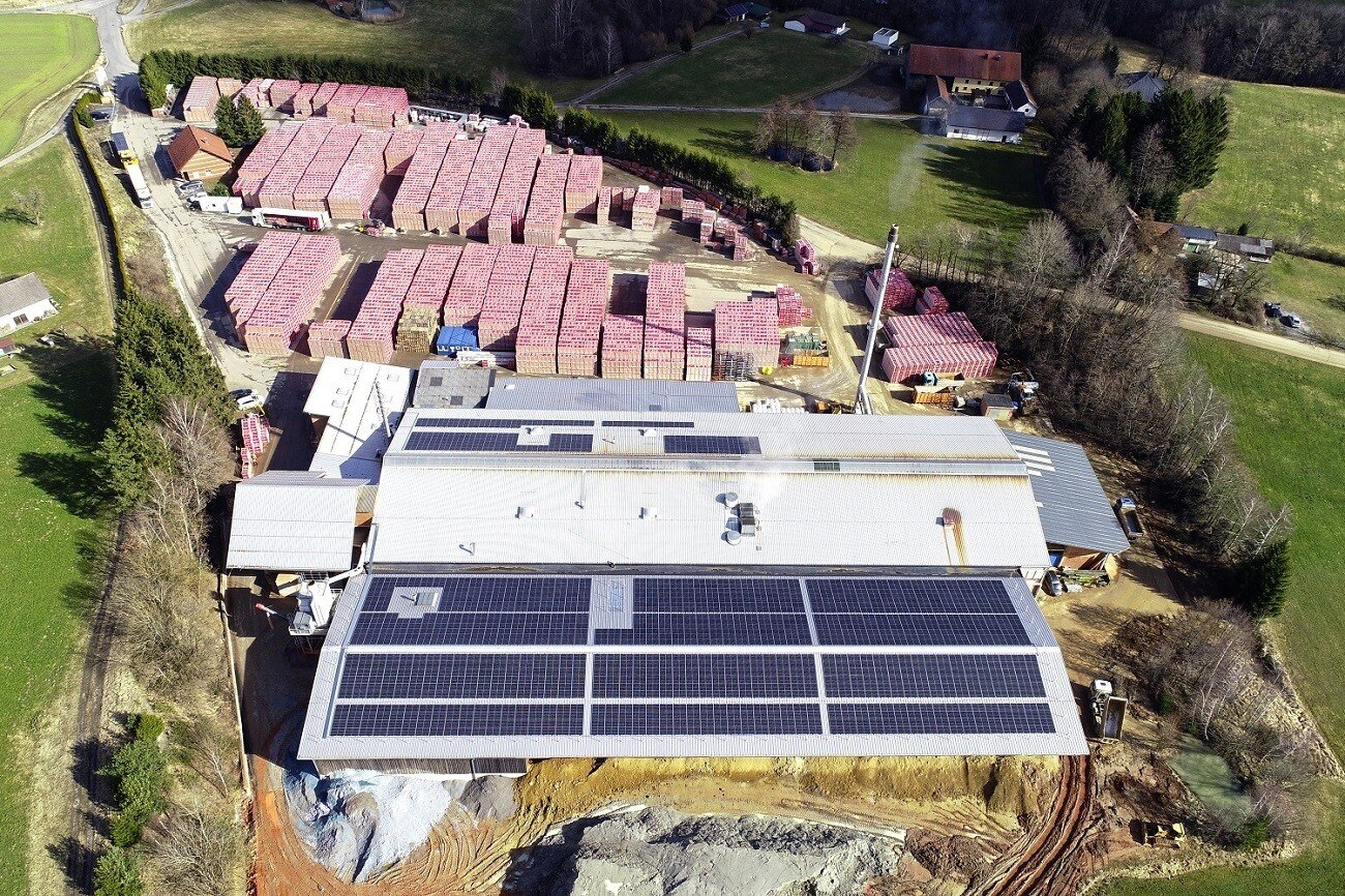 Im Wienerberger Produktionswerk im oberösterreichischen Uttendorf ist die PV-Anlage durch Wien Energie bereits installiert. 
