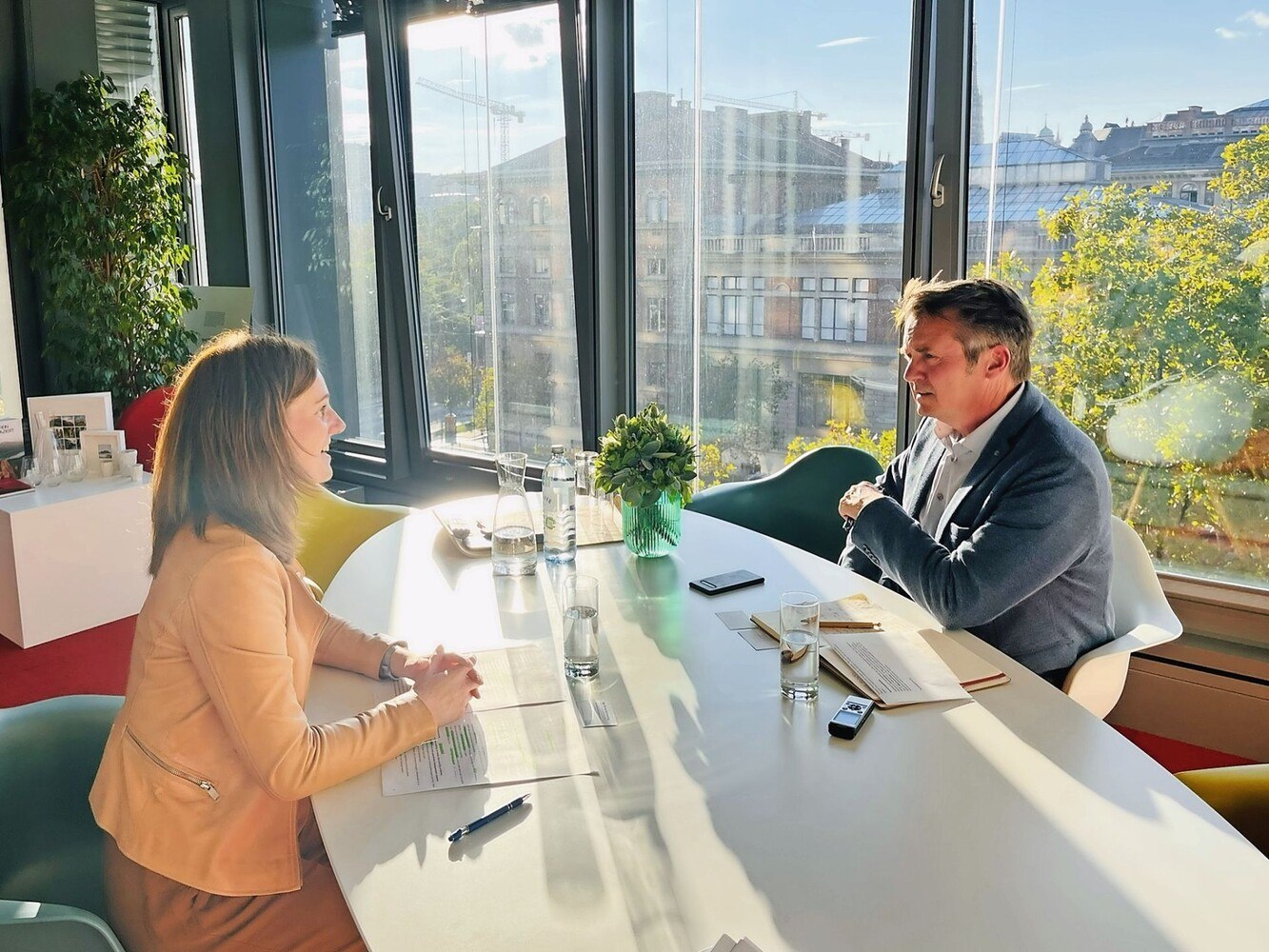 © Thomas Kreidl
Lisa Weddig im Interview mit ÖGZ-Chefredakteur Alexander Grübling im September 2022.
Lisa Weddig und Alexander Grübling
