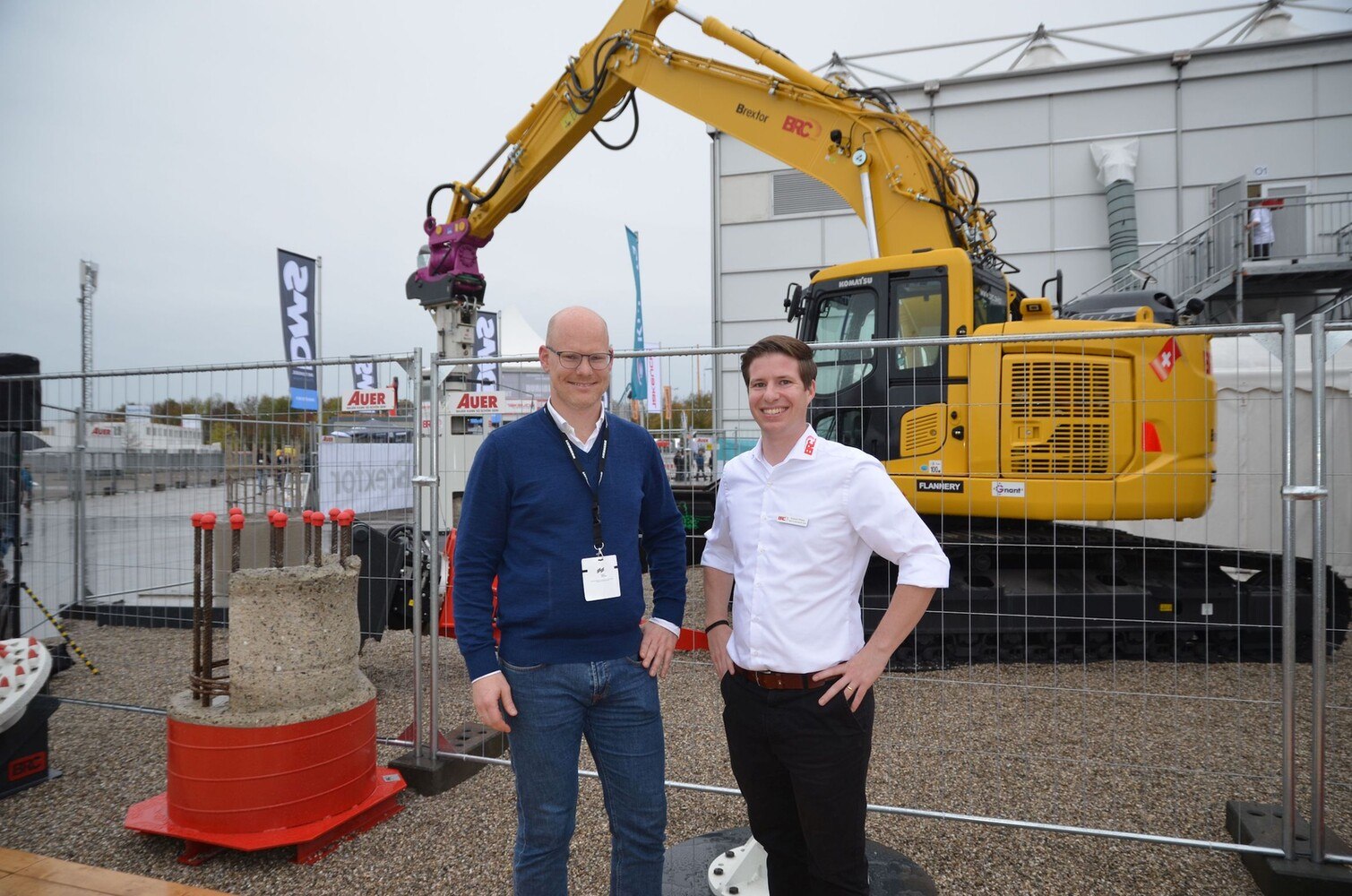 © Brextor Der Erdbauspezialist Gnant übernimmt die Generalvertretung von Brextor exklusiv in ganz Österreich. Im Bild: Dominik Horacek, technischer Leiter bei Gnant, und Roland Pfister, Head of Sales International bei Brextor.