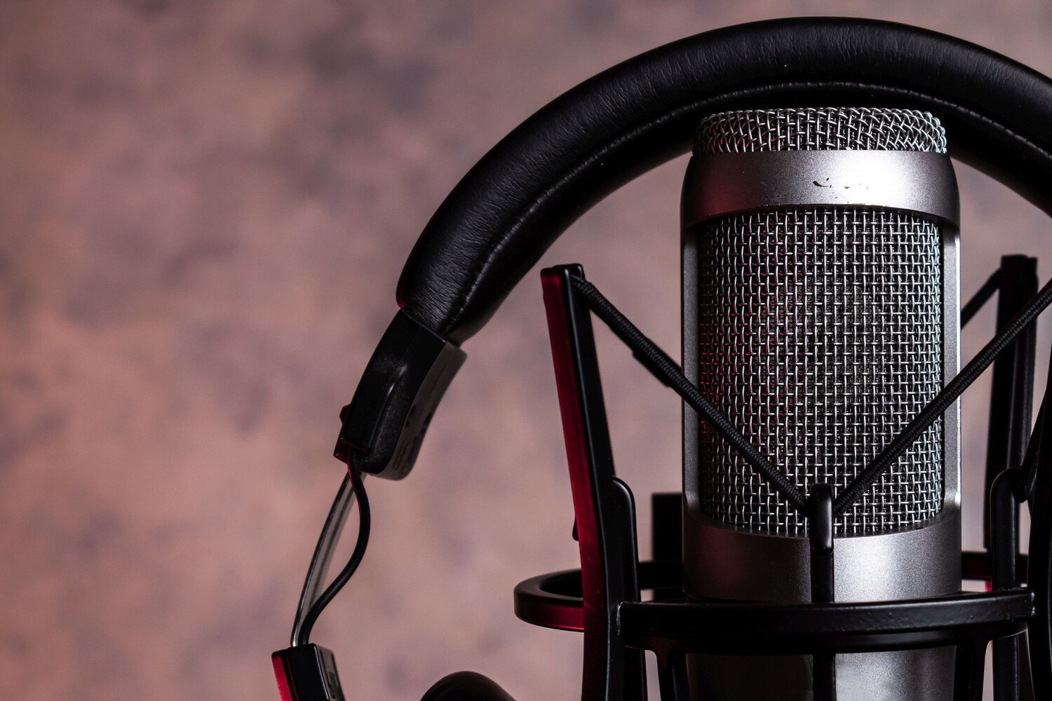 © iStock / Getty Images Plus / Javier Dall
Tourismus To Go: Wir holen Themen aus Gastronomie, Hotellerie und Tourismus ans Mikrofon.
Kondensatormikrofon