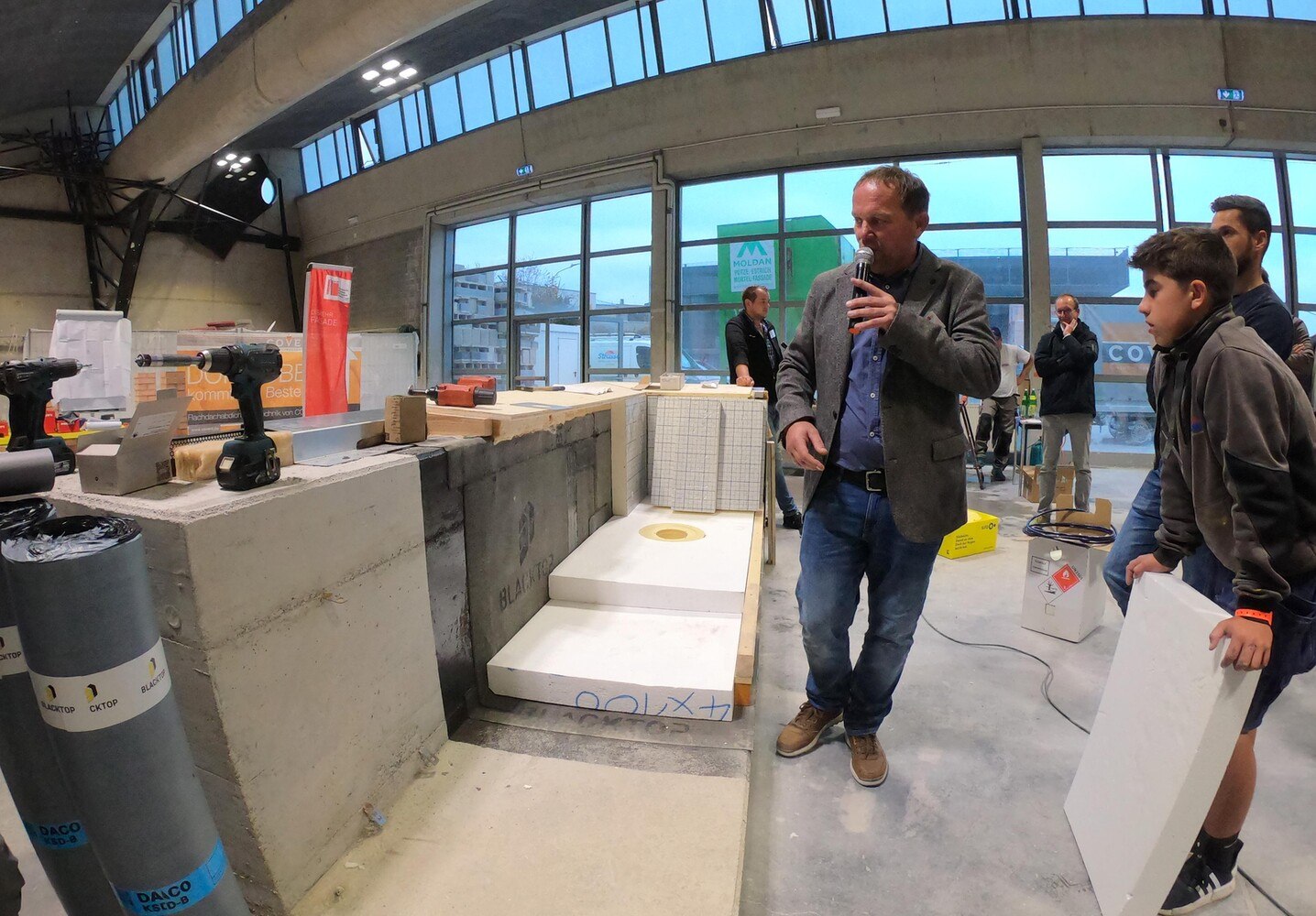© IFB Die Handwerksprofis im praktischen Programmteil der Veranstaltung zeigten Verarbeitungsdetails. Experten moderierten alle Arbeitsschritte und beantworteten Fragen.