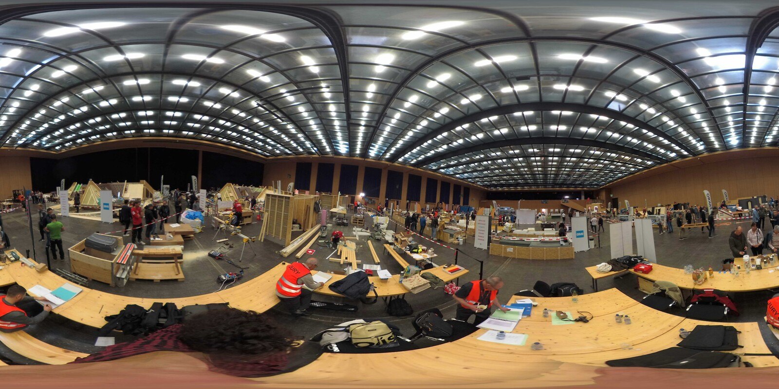 © IFD Die Halle 9.1 der Olma Messe St. Gallen war Austragungsort der diesjährigen IFD-WM. Hier fanden an drei Tagen die Wettkämpfe in den Kategorien Steildach, Abdichtung, Metall und Fassade statt.