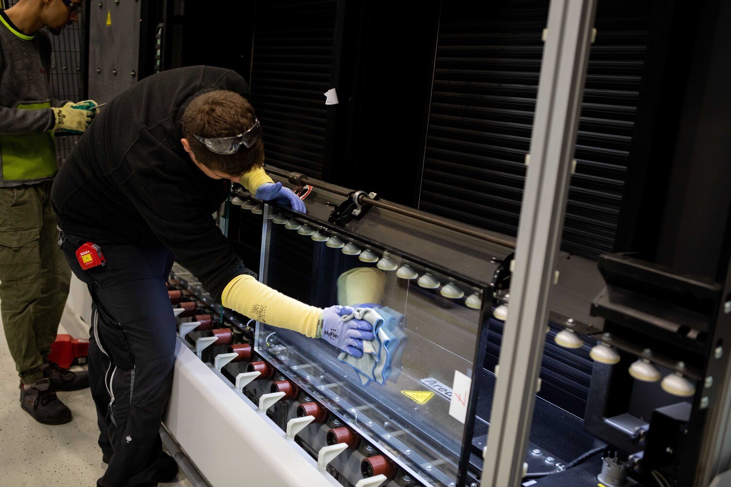 Die Glasindustrie ist heute zum Teil hochgradig automatisiert. Der Lehrberuf Glasverfahrenstechniker – Flachglas-Veredelung spiegelt diese Veränderung in der Glasproduktion wider. 