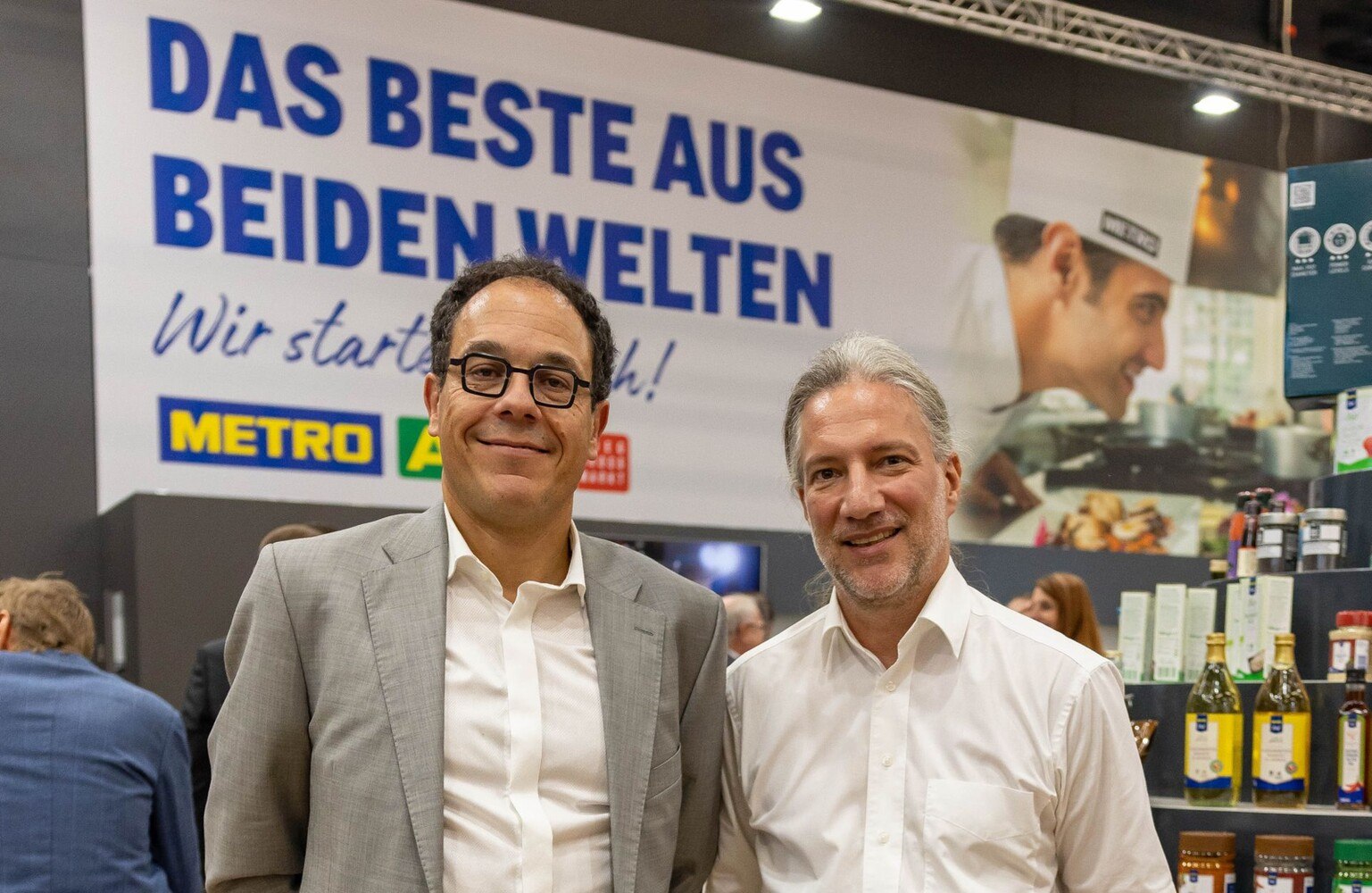 © METRO Österreich
"Das Beste aus beiden Welten": METRO und AGM sind auf der "Alles für den Gast" nach wie vor als eigenständige Marken aufgetreten - mit gemeinsamem Stand.
Xavier Plotitza im Gespräch mit ÖGZ-Redakteur Markus Höller