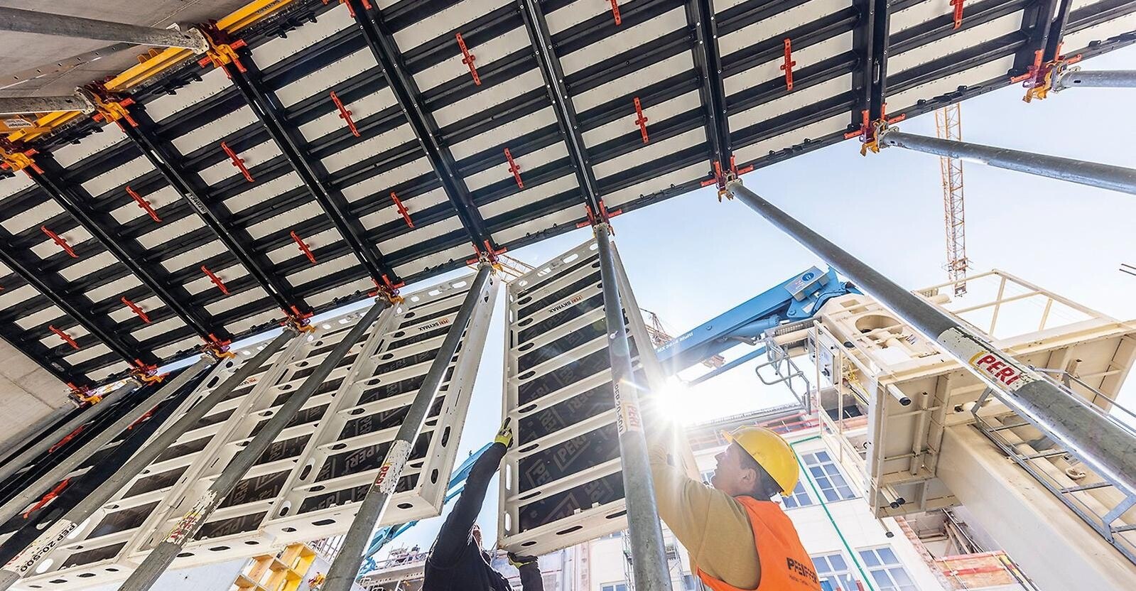 Das Baukastenprinzip Peri Skymax wurde weiterentwickelt. U.a. sind alle Aluminiumpaneele mit RFID-Chips ausgestattet. 