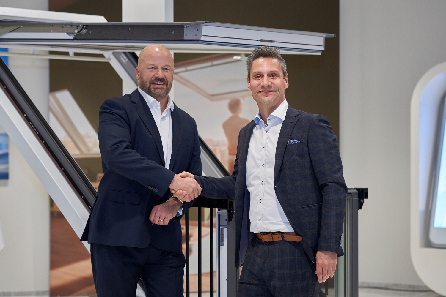 Handshake: Stephen Boney, Novelis, (links) und Nikolaj Cederquist, Velux, besiegeln die neue Kooperation.