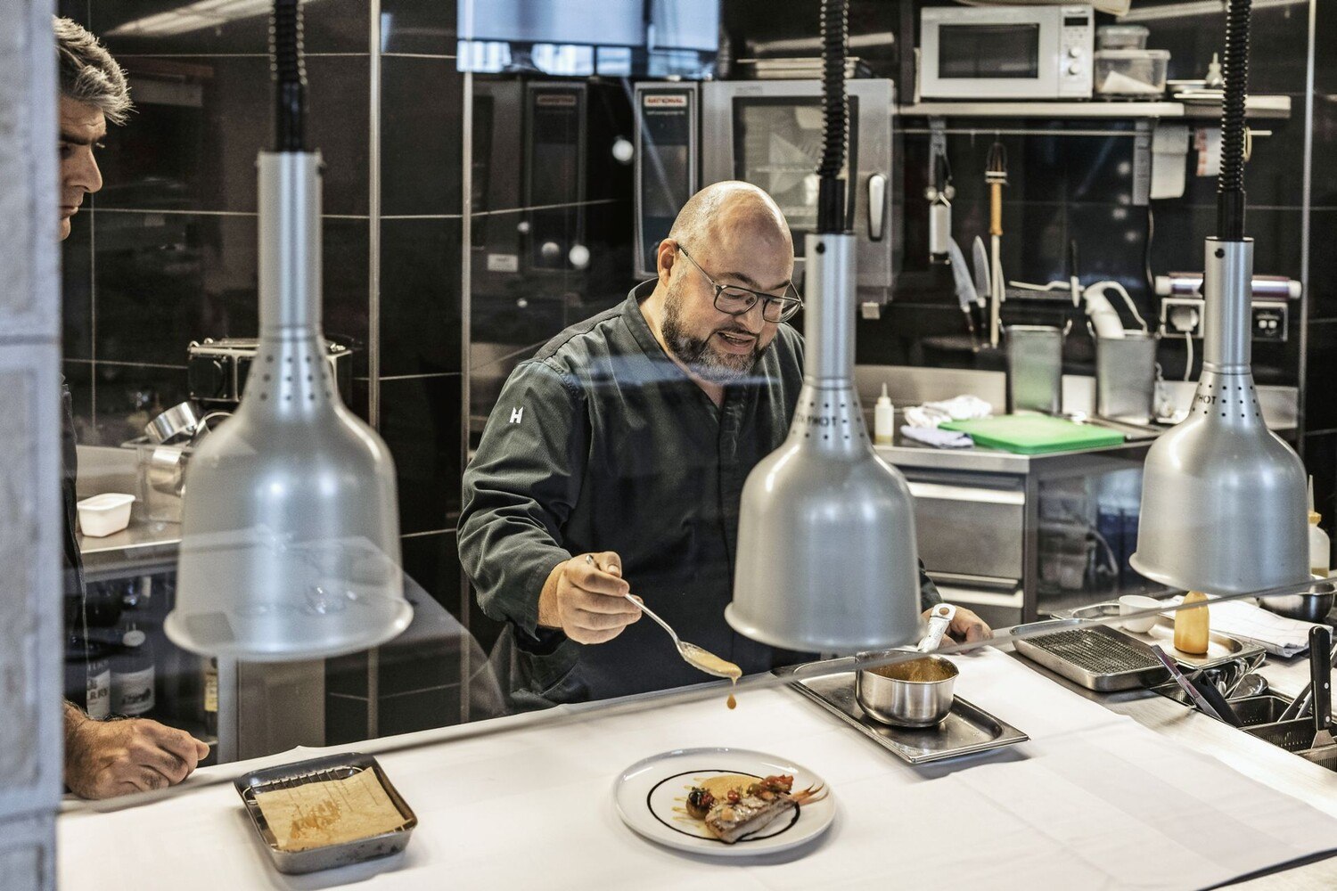 © Valeriano Di Domenico Sein Sous-Chef Antonino Alampi weiß genau, wie sein Chef es haben möchte.