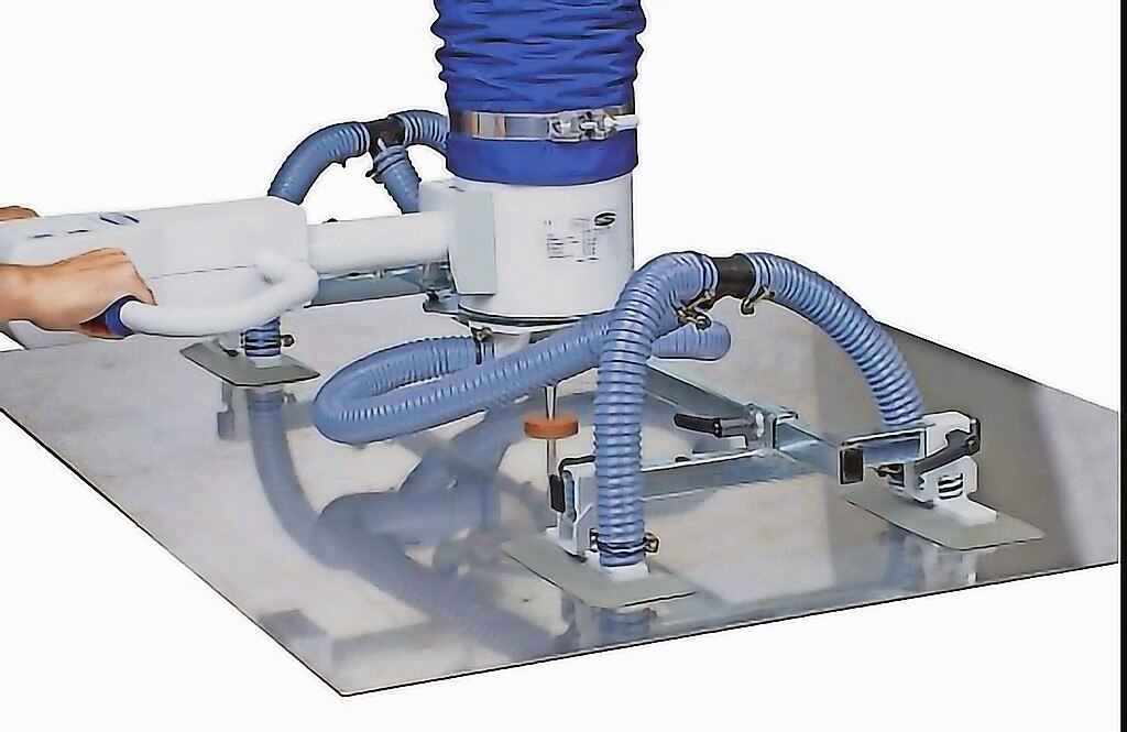 Der Schlauchheber JumboErgo von Schmalz hebt eine Metallplatte