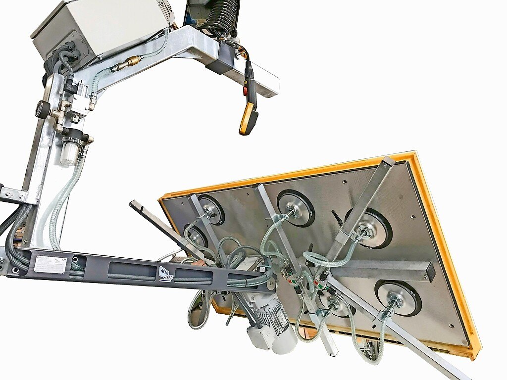 Der Heber Aero 180° von Aero-Lift hebt eine Platte Stehend