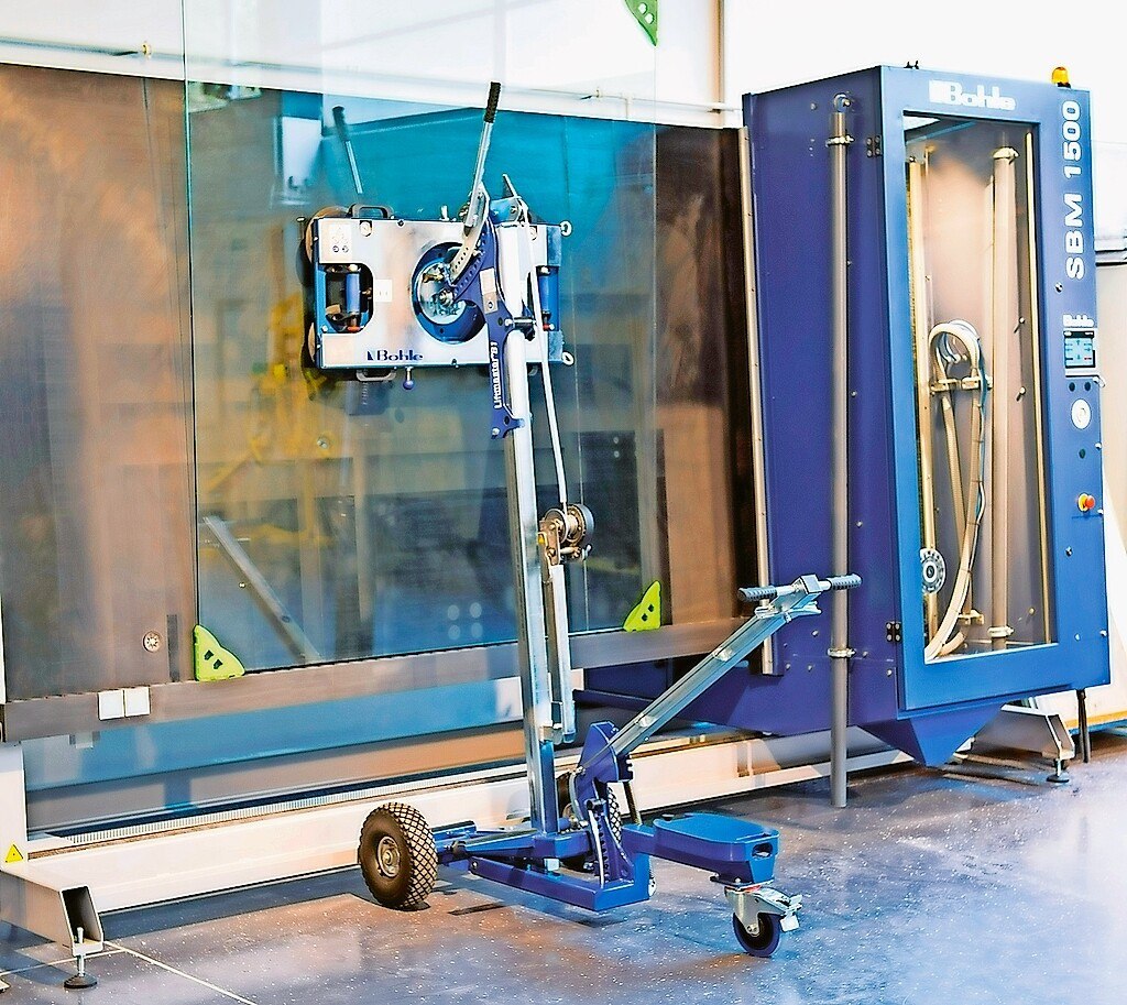 Die Handhabungs- und Montagehilfe Liftmaster B1 hebt eine Glasscheibe
