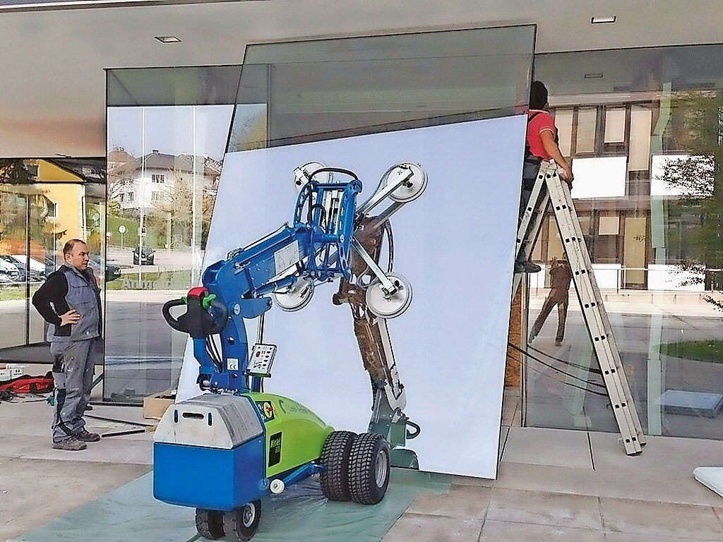 Der beim Hersteller Leeb erhältliche Glasroboter GMV Winlet 600 hebt eine Glasplatte