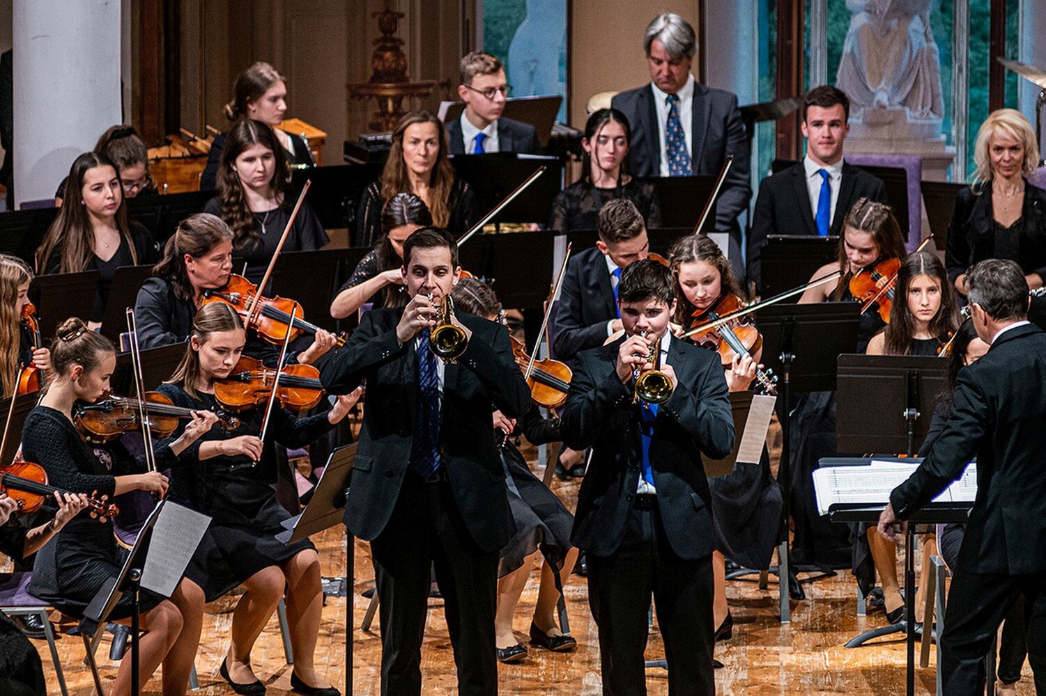 © ART RedaktionsTeam/Seefischer
Trompeten-Solo von Johannes Bleyer (18) aus Seeboden und Seefischer-Sohn Maximilian Berndl (14).
Trompeten-Solo von Johannes Bleyer (18) aus Seeboden und Seefischer-Sohn Maximilian Berndl (14).
