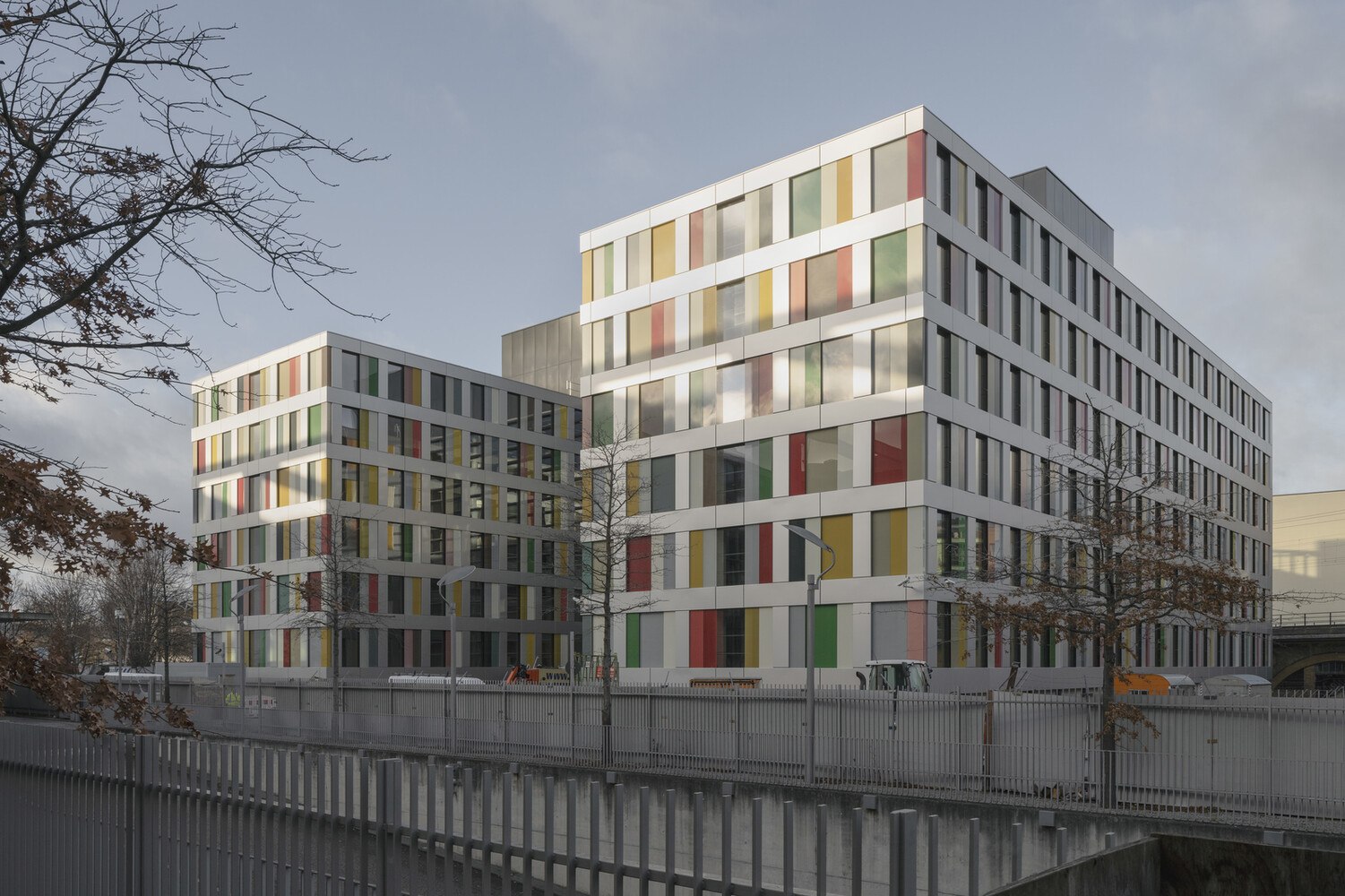 Das Büro- und Verwaltungsgebäude Luisenblock West im Berliner Regierungsviertel ist ein schlichter Baukörper mit sehr differenzierter Fassade: Wirkungsvoll bekleidet die VHF den mehrgeschossigen Holzmodulbau. Aluminiumkassetten, farbige Glaspaneele und farblich modifizierte Fensteröffnungen wechseln sich ab und erzeugen eine vielschichtige Ansicht.