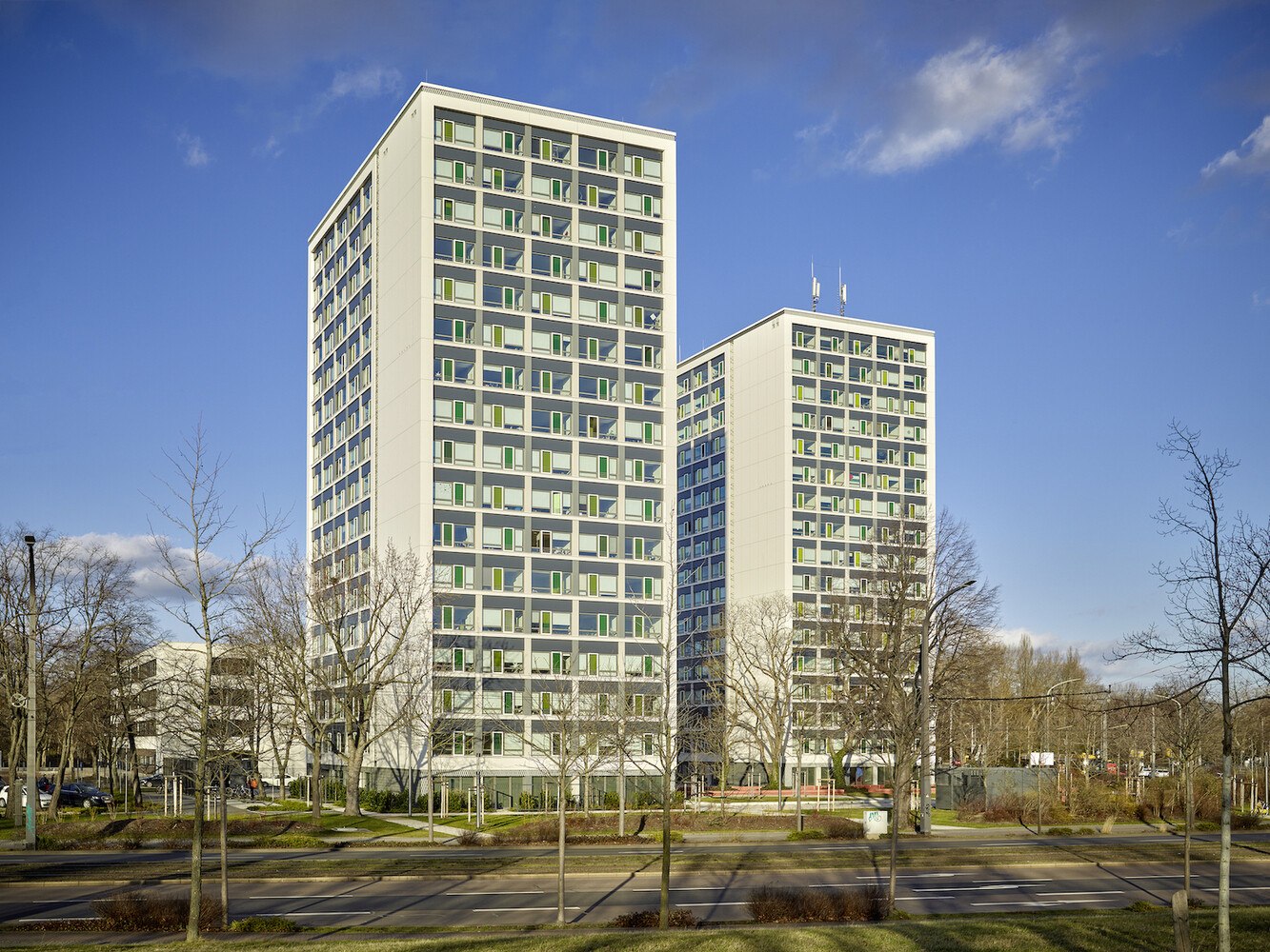 © Architektur: S&P Sahlmann Planungsgesellschaft für Bauwesen mbH | Foto: Lothar Sprenger
Mit der neuen VHF wurde der Wärme-, Brand- und Schallschutz der Wohnhochhäuser Gret-Palucca-Straße 9 und 11 in Dresden vollumfänglich verbessert. Mittels stehender Rechteckformate der Fassadenbekleidung aus Metall betonen die Architekten die Vertikalität der Hochhäuser.
Mit der neuen VHF wurde der Wärme-, Brand- und Schallschutz der Wohnhochhäuser Gret-Palucca-Straße 9 und 11 in Dresden vollumfänglich verbessert. Mittels stehender Rechteckformate der Fassadenbekleidung aus Metall betonen die Architekten die Vertikalität der Hochhäuser.
