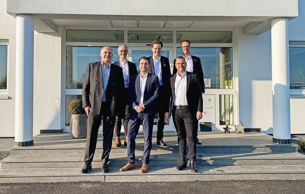 Fünf Männer im Anzug