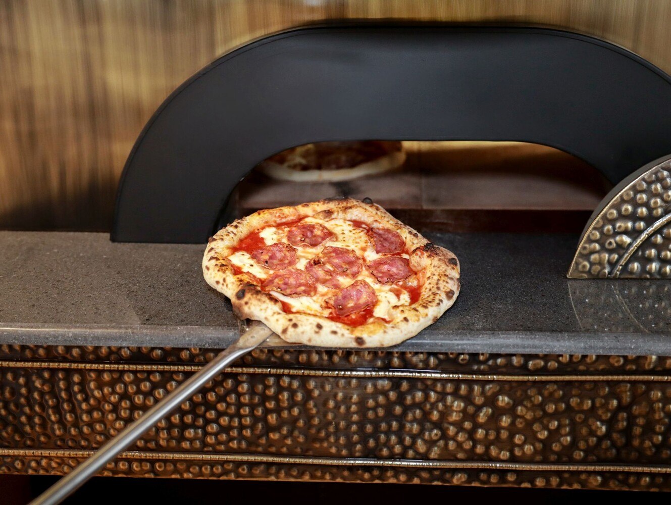 © ivanashoots
Bei knapp unter 500 Grad Celsius gelingt Pizza besonders gut.
Nepolitanische Pizza