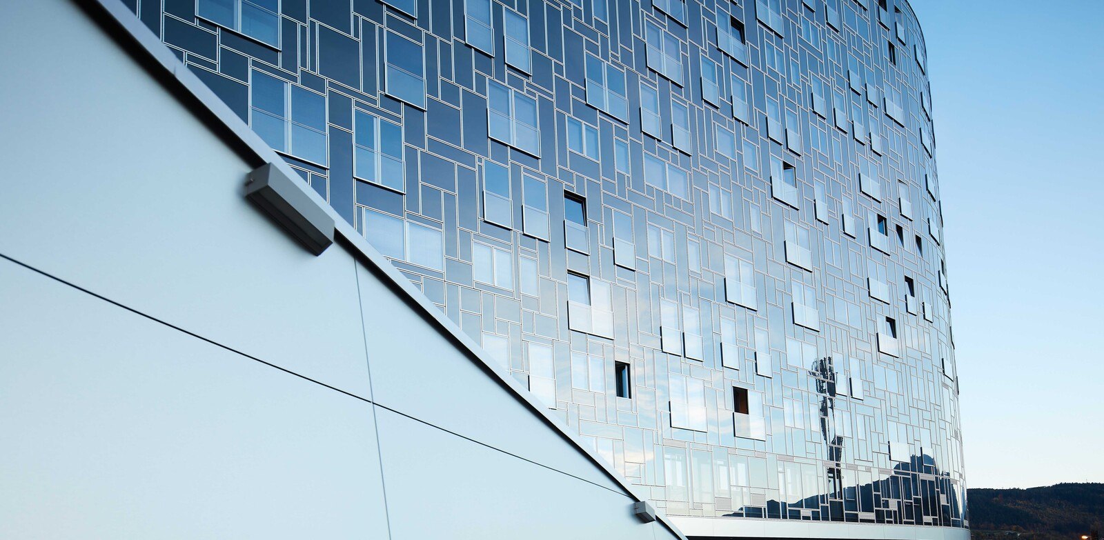 Fast 6.000 einzelne Fenster- und Türelemente sowie Brüstungsplatten wurden im Gebäude verbaut. 