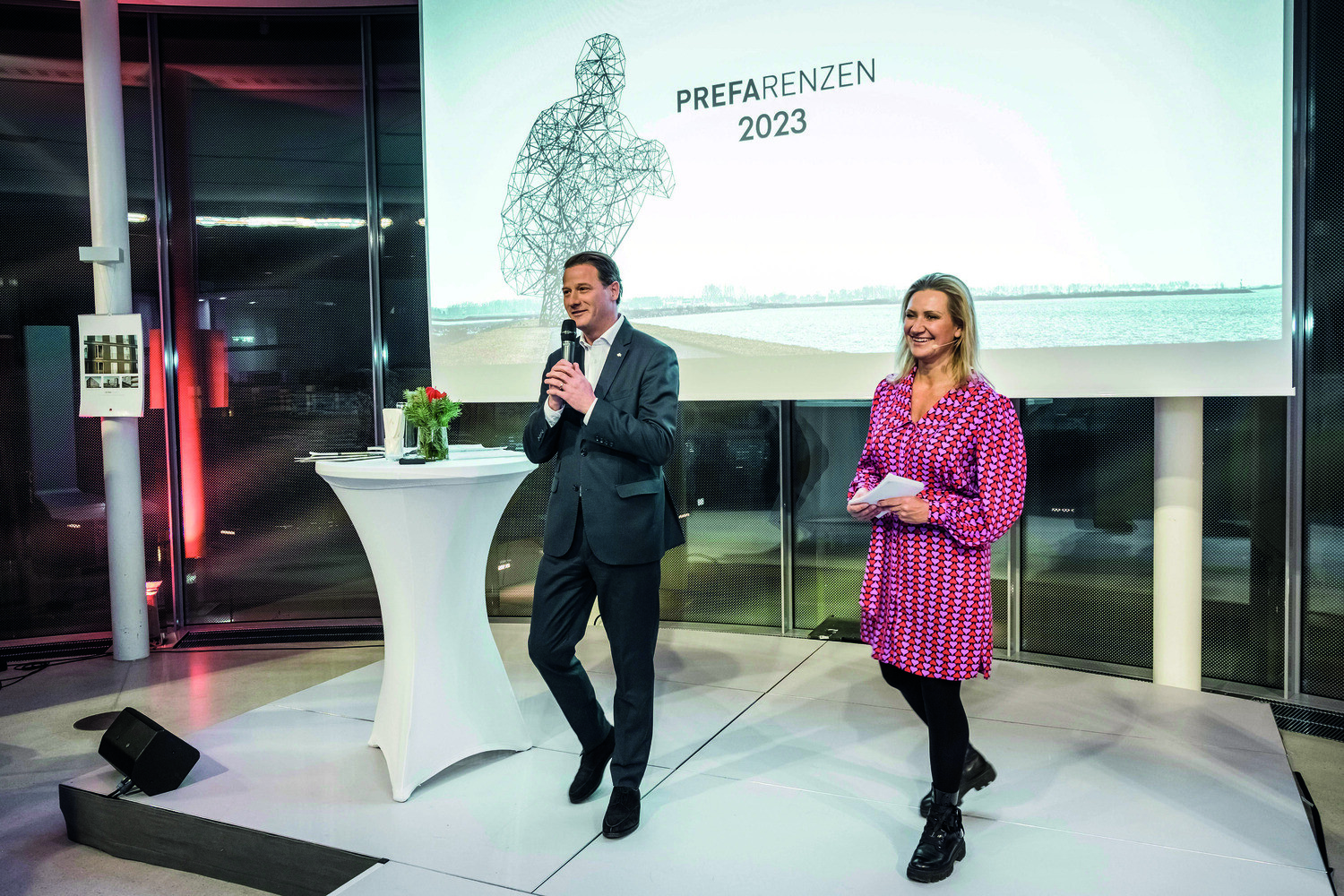 © Prefa/Croce & Wir
Prefa Geschäftsführer Leopold Pasquali und die österreichische Schauspielerin und Kabarettistin Angelika Niedetzky führten durch den launigen Abend.
Prefa Geschäftsführer Leopold Pasquali und die österreichische Schauspielerin und Kabarettistin Angelika Niedetzky führten durch den launigen Abend.