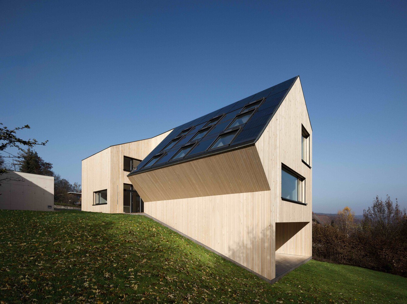 Als eines von sechs europäischen Demonstrationsobjekten wurde das Sunlighthouse im Jahr 2010 vom Dachfensterhersteller Velux nach dem Entwurf von Hein-Troy Architekten errichtet und von der Donau-Universität Krems sowie dem IBO wissenschaftlich begleitet.
