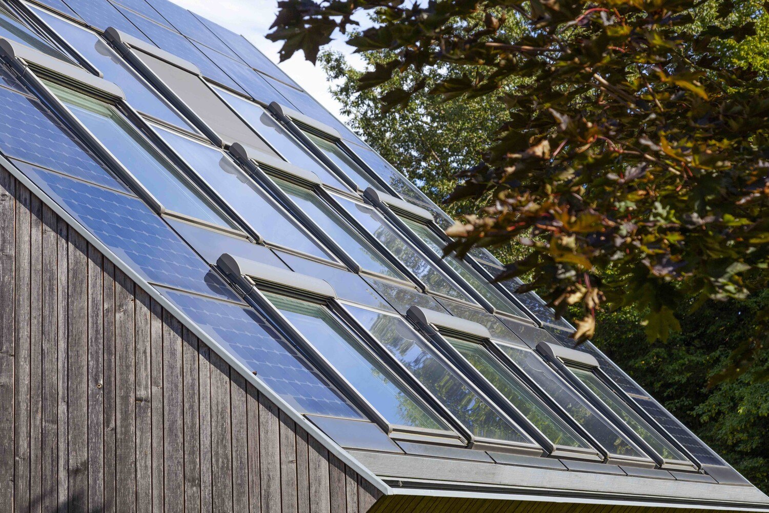 © Velux
Je nach Temperatur und Wetterlage passt sich das hybride natürliche/mechanische Belüftungssystem des Hauses an.
Je nach Temperatur und Wetterlage passt sich das hybride natürliche/mechanische Belüftungssystem des Hauses an.