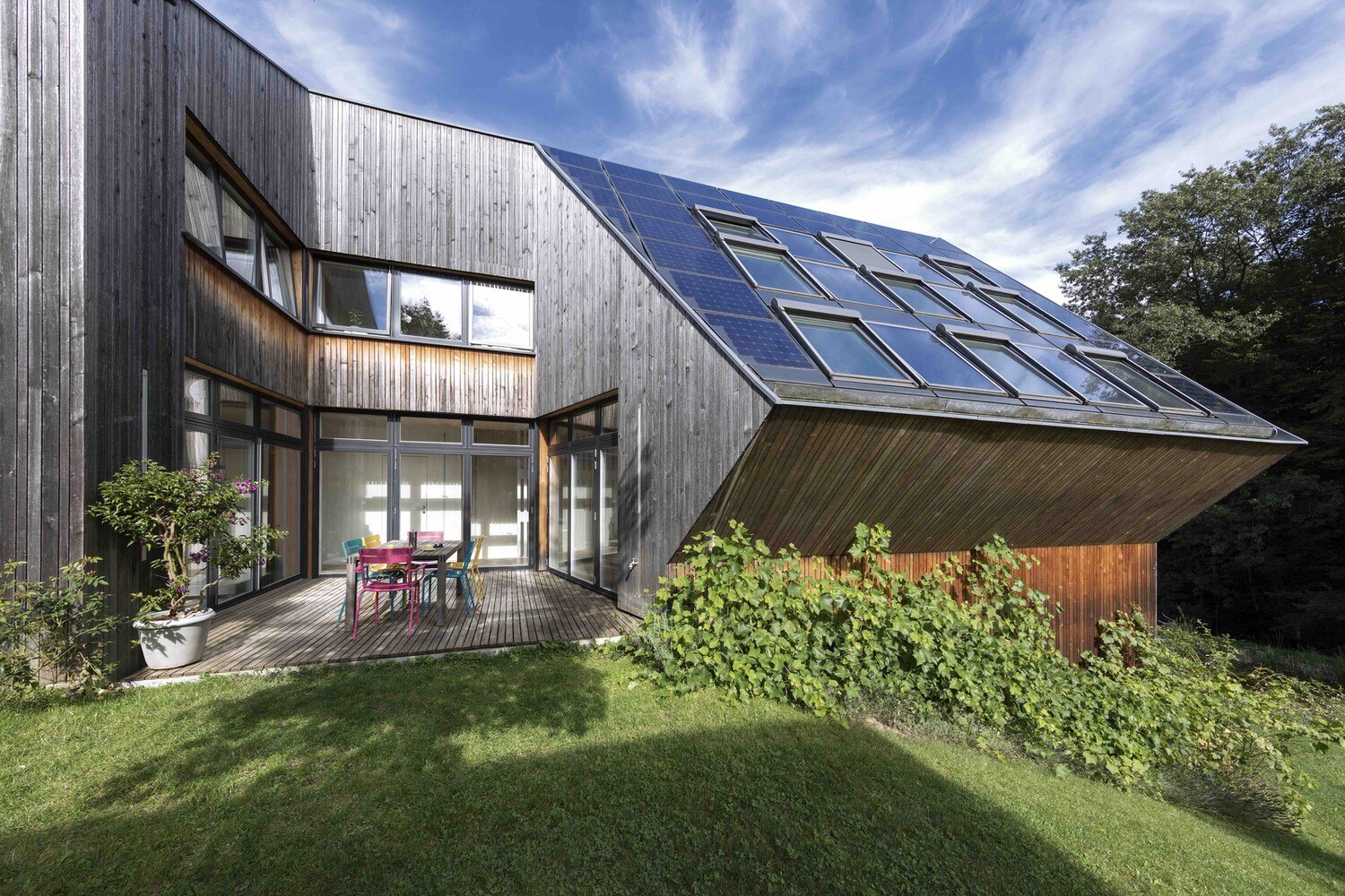 Klimaneutrales Wohndesign, das den Energieverbrauch auf ein Minimum reduziert, ohne den Lebensstandard zu beeinträchtigen.