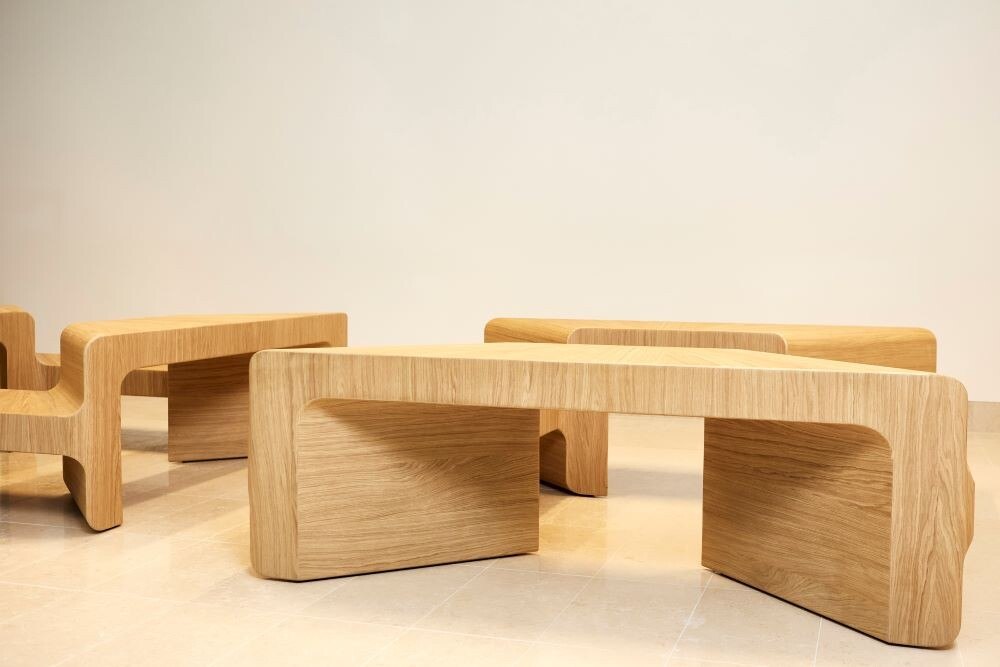 © Topf
Im neuen, alten Parlament ergänzen sich neue und alte (Handwerks)Kunst. Im Bild eine Kunstinstallation von Peter Sandbichler: Die Podien aus Holz mit dem Titel "Resonanzkörper" sind im Plenarium - der Besuchergalerie über dem Nationalratsaal zu finden.
Kunst im Parlament