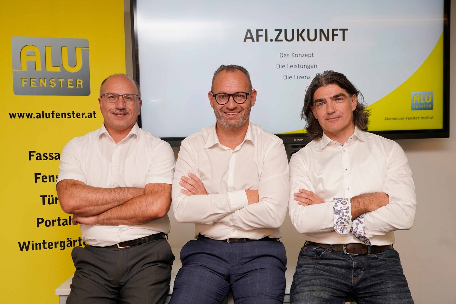 © Gernot Hutter
Der neue Vorstand des Aluminium-Fenster-Instituts (v. l.): Anton Resch, AFI-Beirat; Thomas Sattler, AFI-Obmann; Wilhelm Pichler, AFI-Obmann Stellvertreter.
Der neue Vorstand des Aluminium Fenster Instituts (v. l.): Anton Resch, AFI-Beirat; Thomas Sattler, AFI-Obmann; Wilhelm Pichler, AFI-Obmann Stellvertreter.