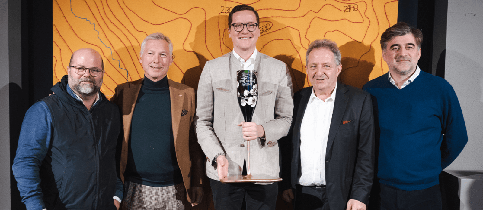© Anna Stöcher
Clemens Riedl (trinkreif), Hermann Fercher (Lech Zürs Tourismus), Christian Lucian (Burg Hotel), Willi Balanjuk (Magazin A la Carte), Markus Hofer (Künstler/Artis)
Best Bottle 2022 Sieger