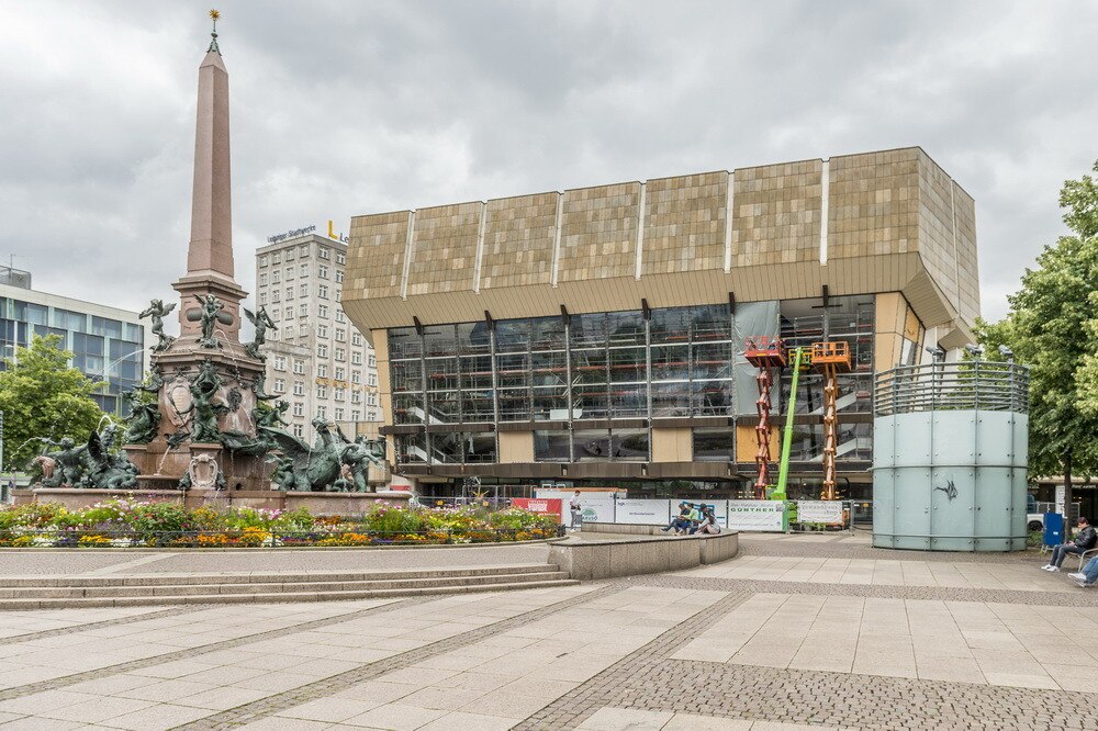 Streifen für Streifen wurden die 700 Quadratmeter Glas an der Nordfassade des Gewandhauses in Leipzig saniert.