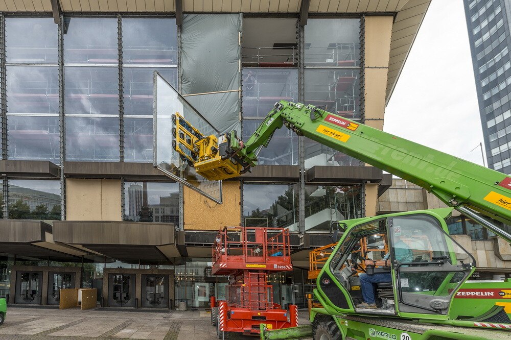 Spektakuläre Baustelle: Mit einem Hebekran wurden die neuen Scheiben in die Höhe gewuchtet und eingepasst.
