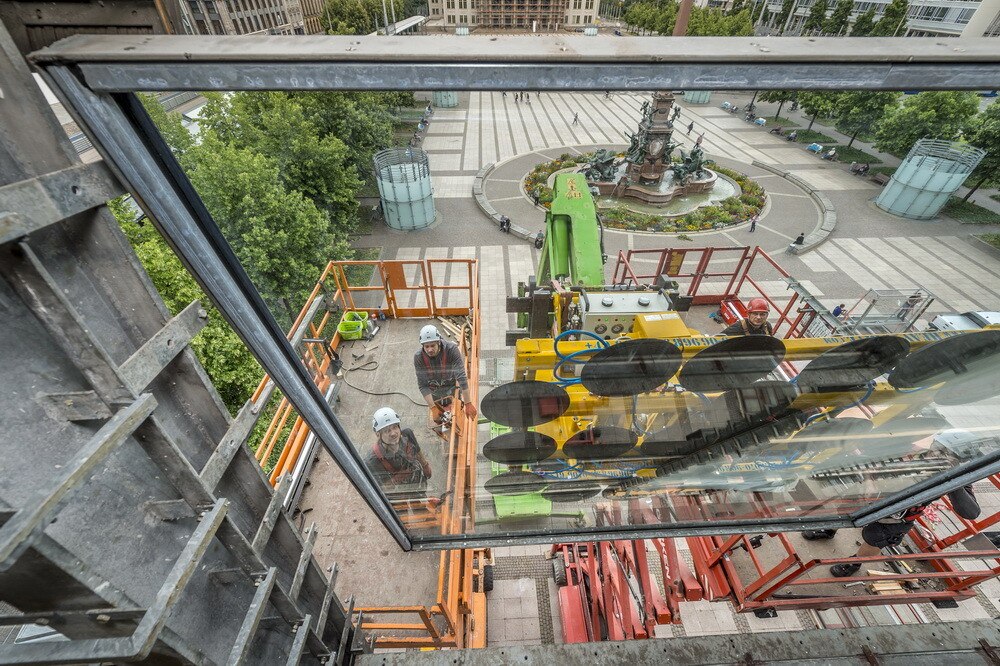 Die Halterungen und Rahmen der alten Fassade ließen sich dafür wieder verwenden. 