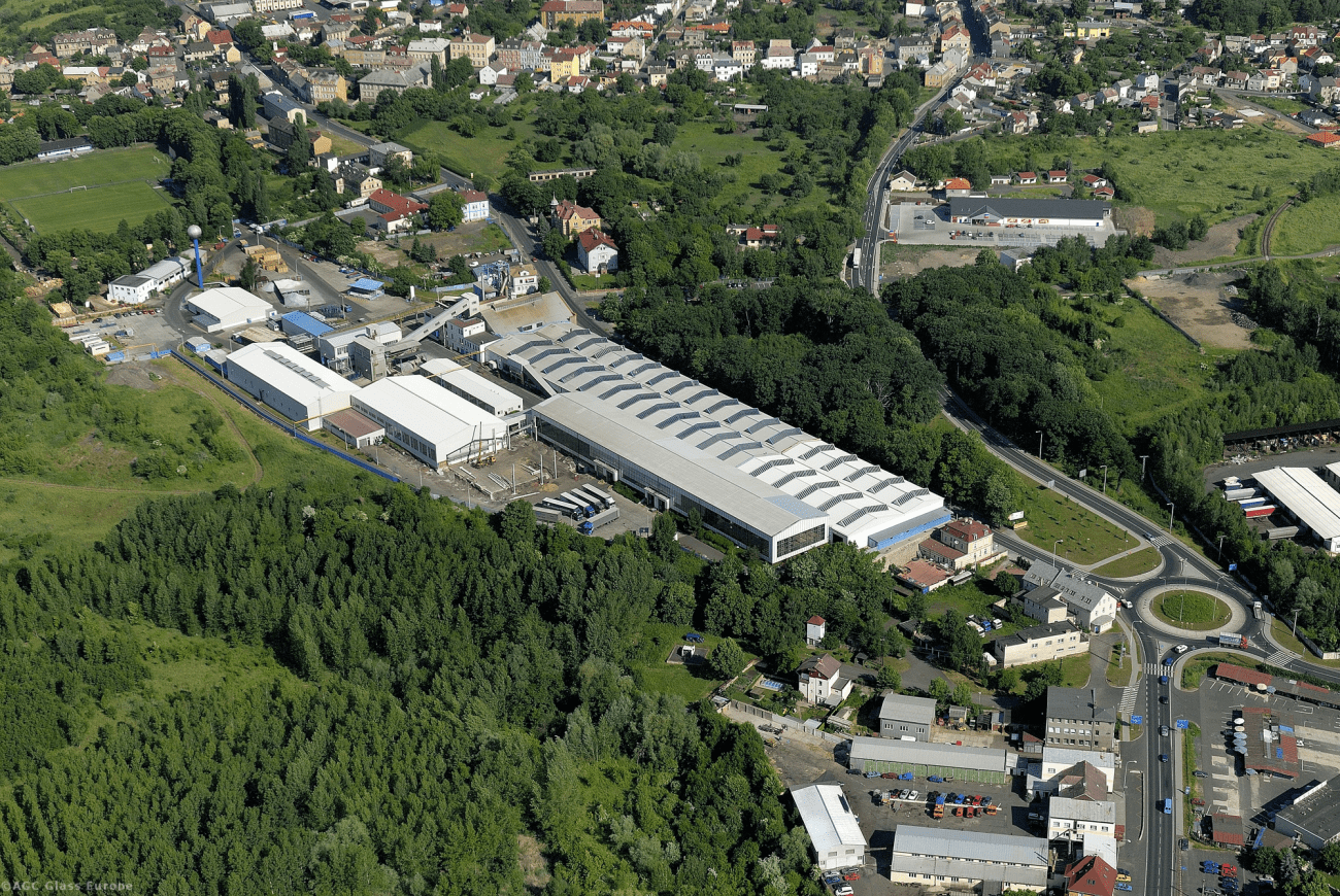Bis zum zweiten Halbjahr 2024 soll die Produktionslinie für Gussglas von AGC in Barevka (Tschechien) zu einer leistungsfähigen Anlage umgebaut werden, die deutlich weniger CO2-Emmissionen produziert. 