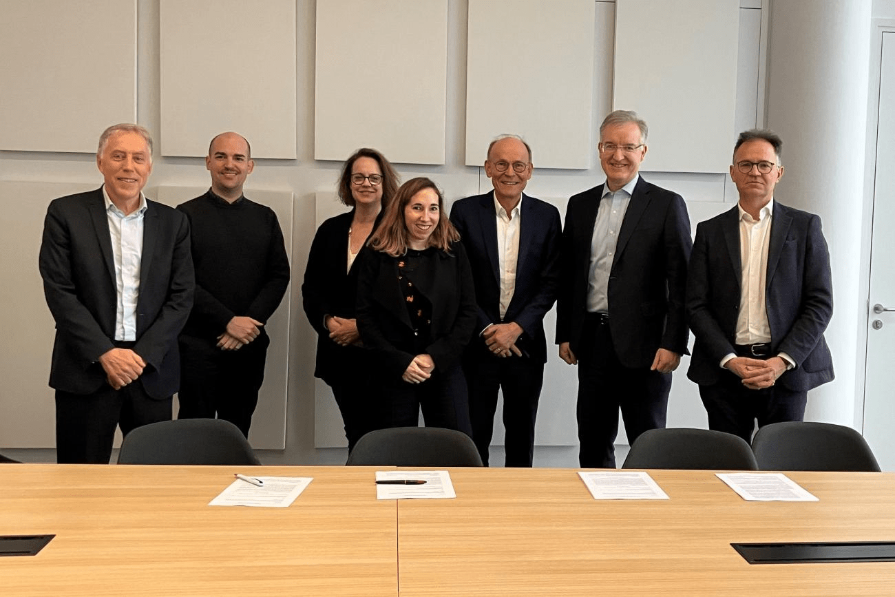 Arbeiten gemeinsam an der Dekarbonisierung in der Flachglasindustrie (v. li.): François Lerbet, Guillaume Gasnier, Florence Quintard, Joana Arreguy, Benoît d'Iribarne, Davide Cappellino und Marc Foguenne.
