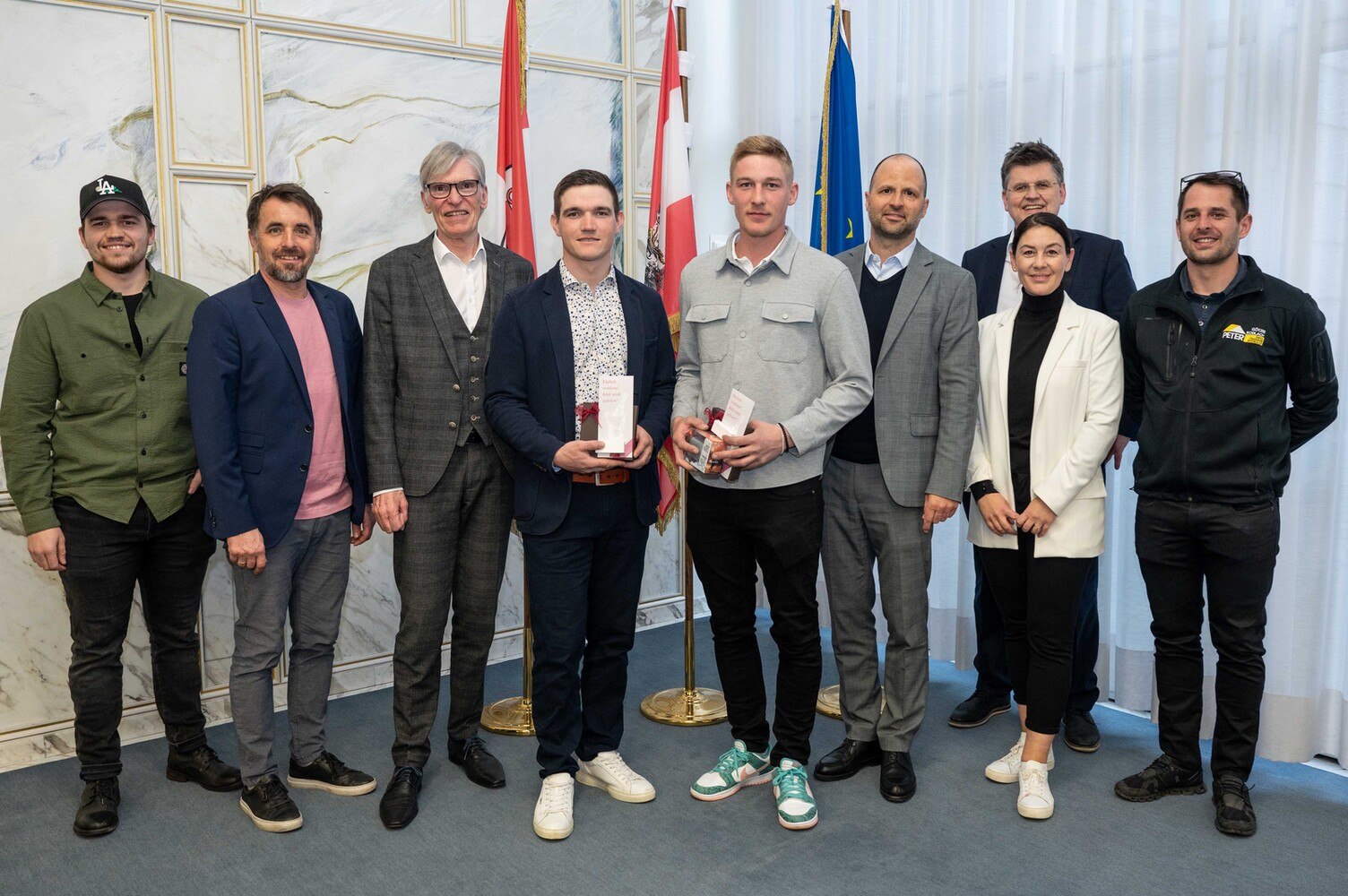 Ehrung der WM-Sieger (von links): Ausbilder Thomas Jäger, Innungsmeister Roman Moosbrugger, Wirtschaftskammer-Präsident Wilfried Hopfner, die beiden WM-Gewinner Patrick Jäger und Fabian Mächler, Landesrat Marco Tittler, Spartenobmann Bernhard Feigl, Fachgruppen-Geschäftsführerin Sabrina Nicolussi, Ausbilder der Firma Peter Dach Rene Maissen.