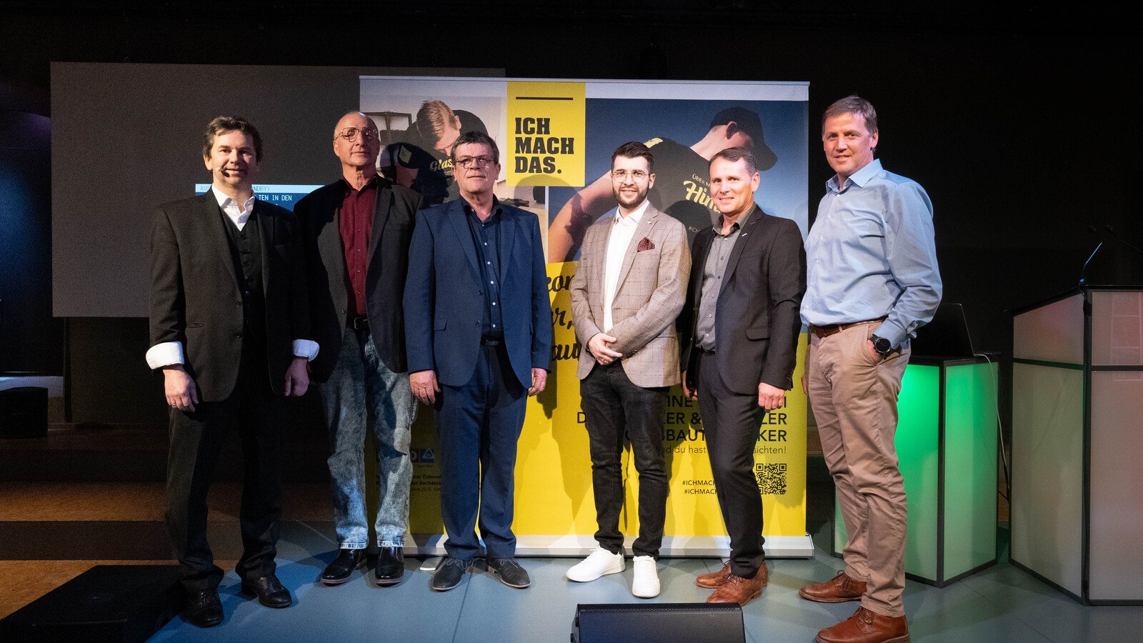 Zufriedenes Veranstaltungsteam (von links): Moderator und Zauberer Markus Gimbel, Dachdecker-Berufsgruppensprecher Hannes Stöckholzer, Bundesinnungsmeister Walter Stackler, Christoph Hofmann (WK Tirol), Landesinnungsmeister Thomas Senn und Innungsgeschäftsführer Matthias Marth.