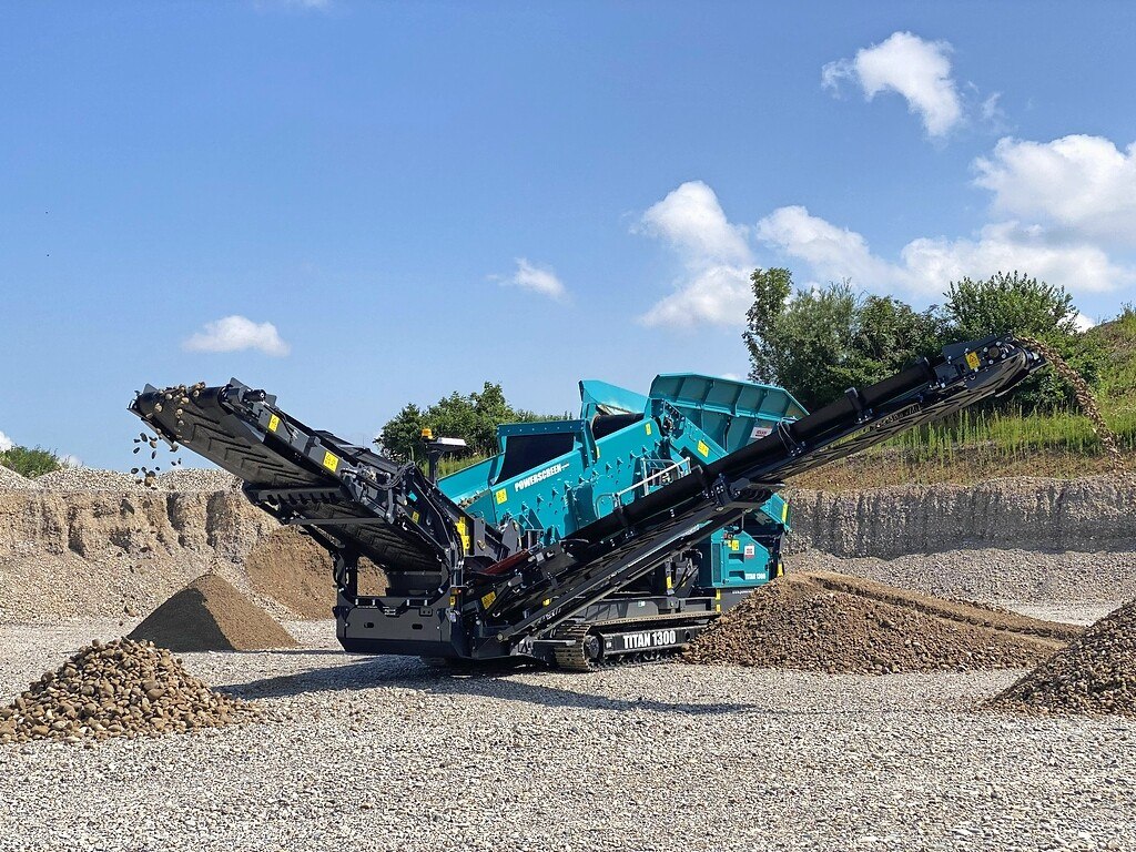 ie Titan-Baureihe von Powerscreen überzeugt dank der kompakten Transportmaße und der hochspezialisierten Antriebe im Baurestmassenrecycling.