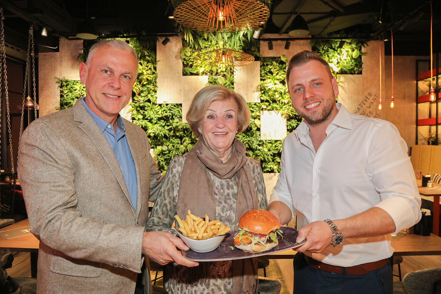 © Robin Consult
Drei Generationen: Dr. Thomas Tauber, Hilda Tauber, Lukas Tauber
Le Burger
