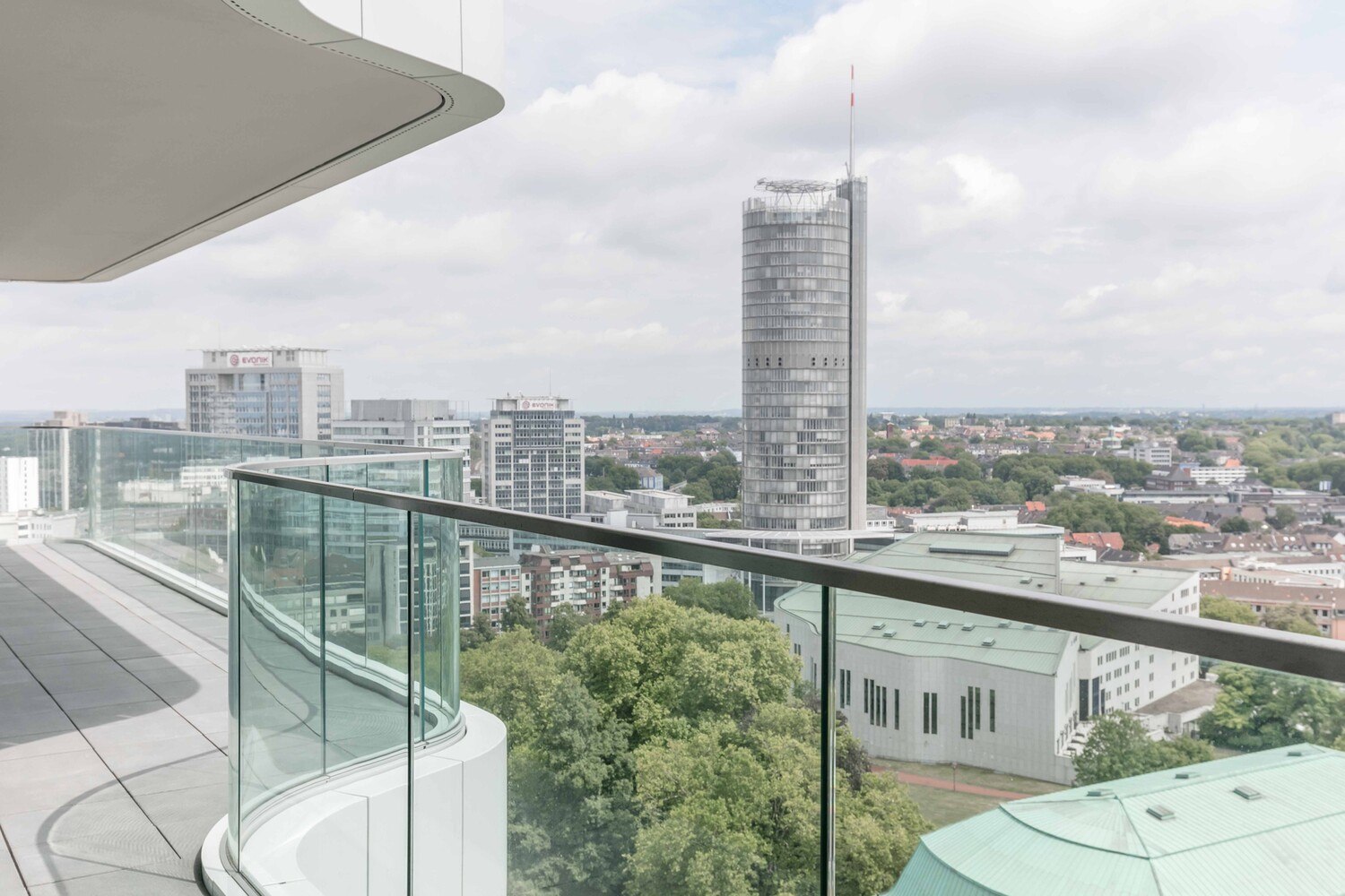 Das gebogene Glas der Balkonbrüstungen ist für viele Befestigungssysteme eine Herausforderung.