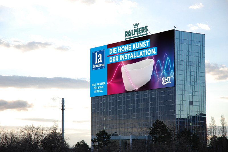 Ein Werbeplakat der 1a-Installateure auf dem Palmers Hochhaus