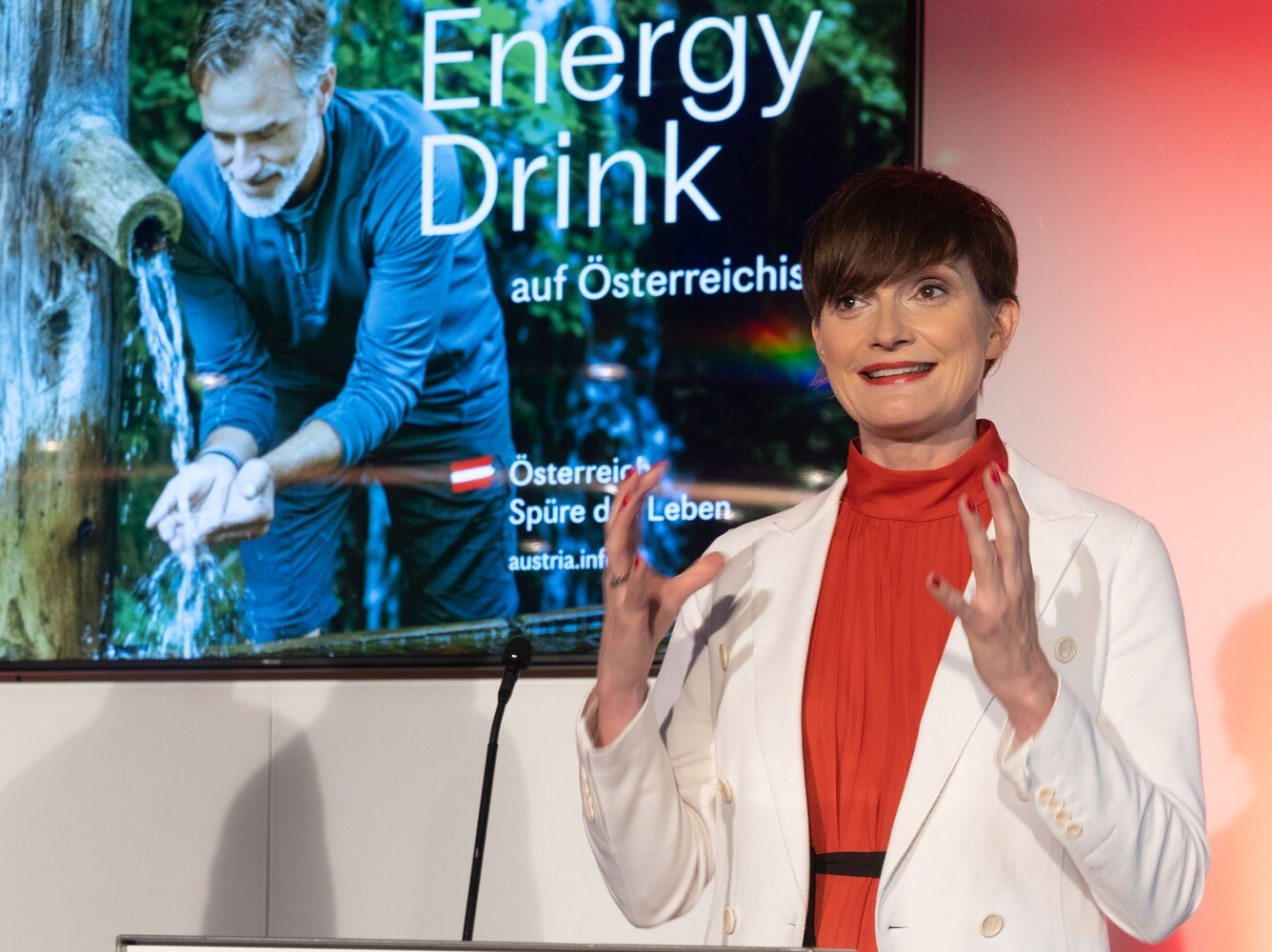 © ÖW / Jürg Christandl
Die neue ÖW-Chefin Astrid Steharnig-Staudinger: „Viele potenzielle Gäste sind bereit, mehr für nachhaltige Angebote im Hotel zu bezahlen. Laut unserer aktuellen Nachhaltigkeits-Studie kann rund ein Viertel der Befragten (23 %) als nachhaltigkeitsaffin bezeichnet werden. Diese Gruppe ist zahlungsfreudiger als der Rest der Bevölkerung
ÖW Geschäftsführerin Astrid Steharnig-Staudinger