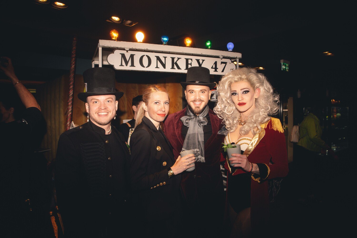 © bobbys agency
Monkey47 Brandmanager Nico Bugram mit Katze Katze-Chef Alex Knoll und Gloria Hole
Katze Katze
